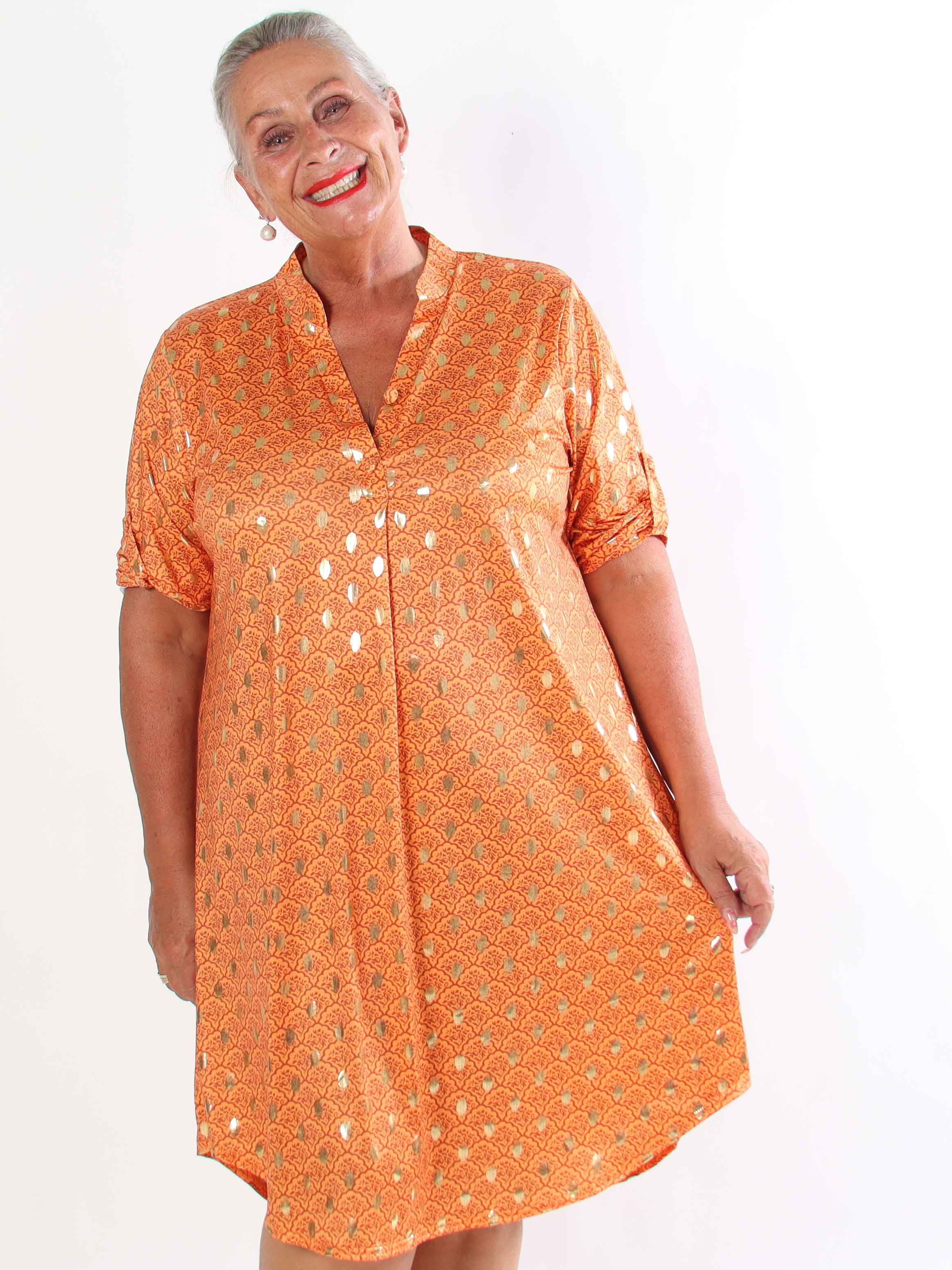 Ebba Marrakech - Elastisk plus size kjole med fint mønster og guld dutter