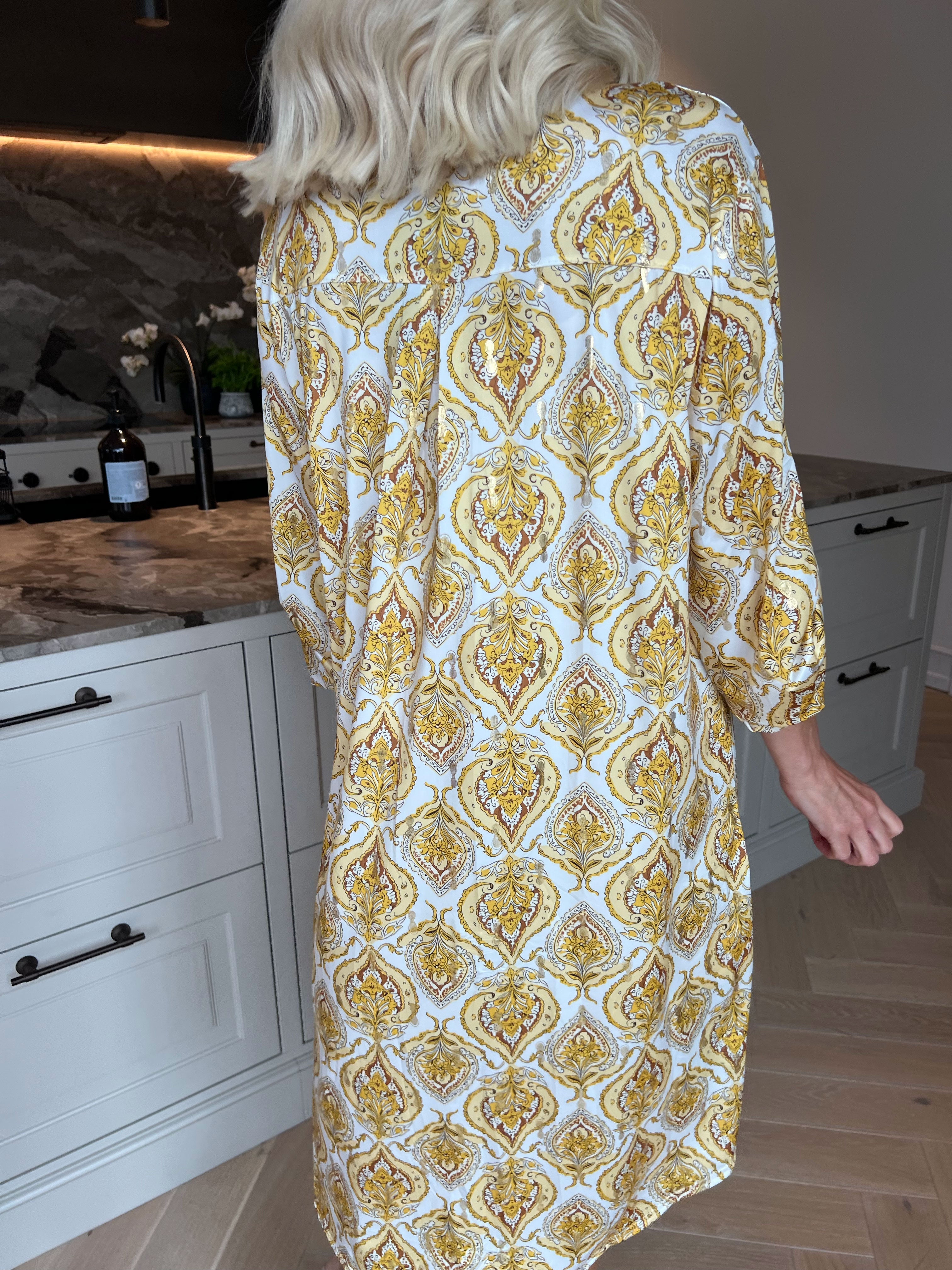 Ebba Oasis - Elastisk kjole med fint mønster og guld detaljer