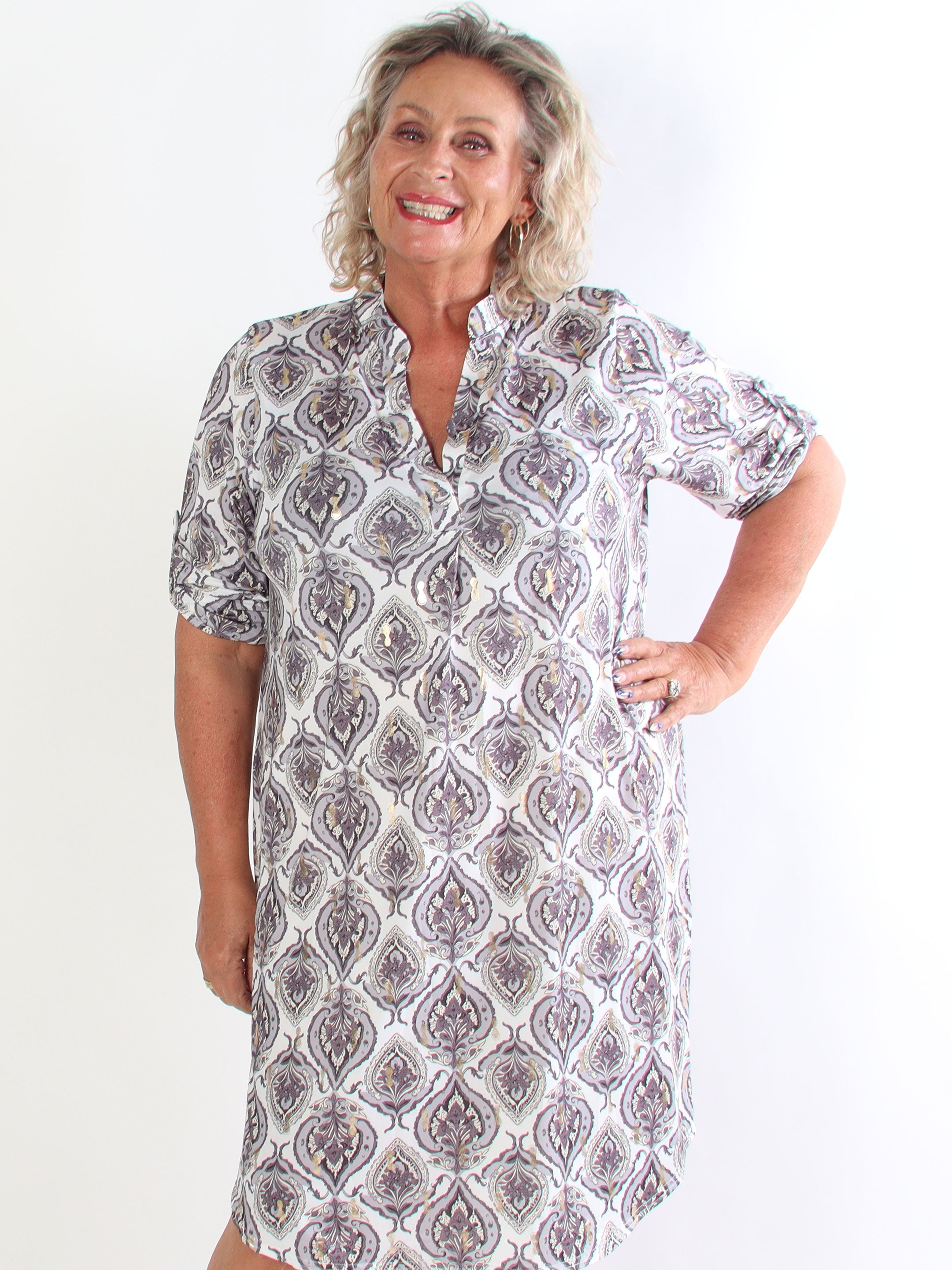 Ebba Oasis - Elastisk plus size kjole med fint mønster og guld detaljer