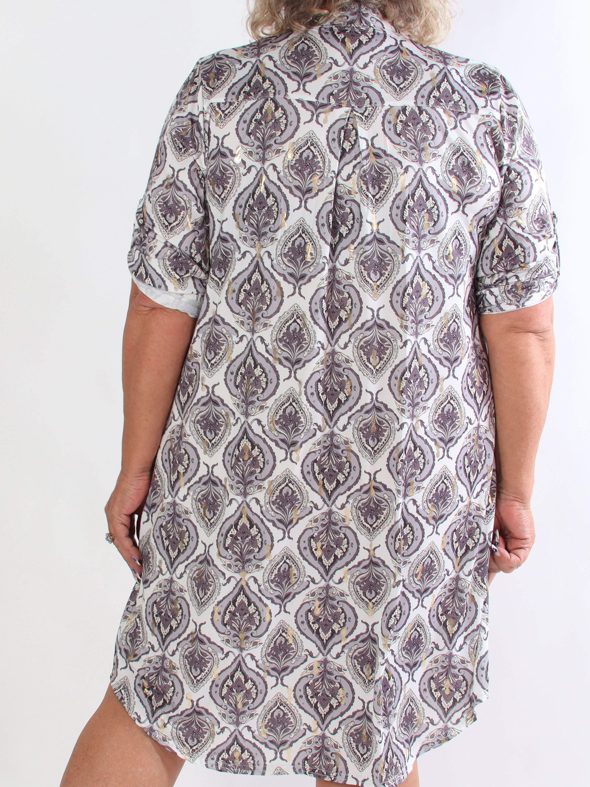 Ebba Oasis - Elastisk plus size kjole med fint mønster og guld detaljer