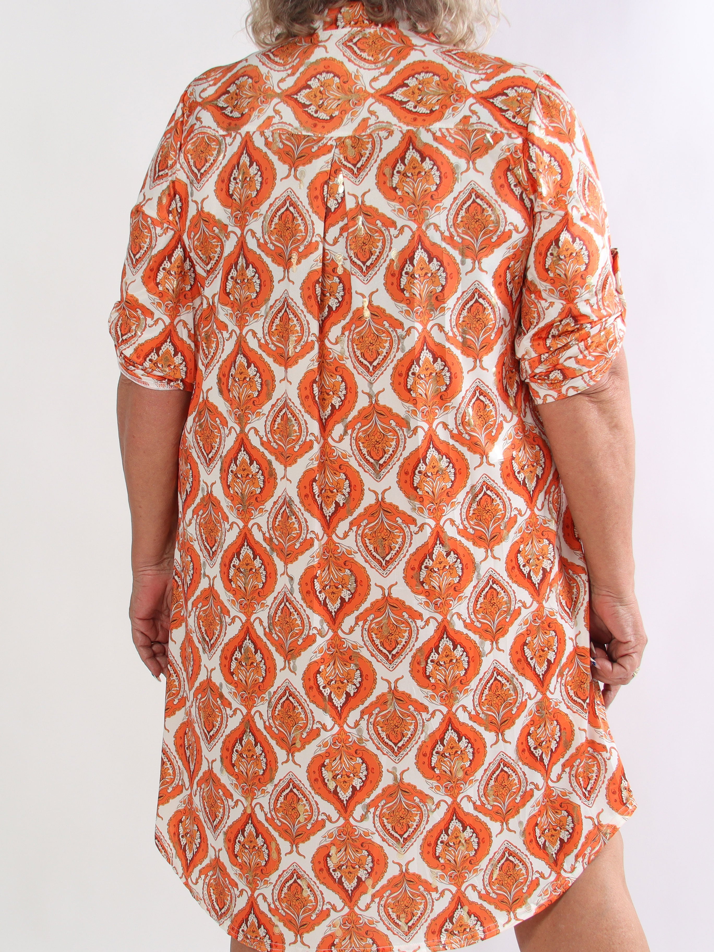 Ebba Oasis - Elastisk plus size kjole med fint mønster og guld detaljer
