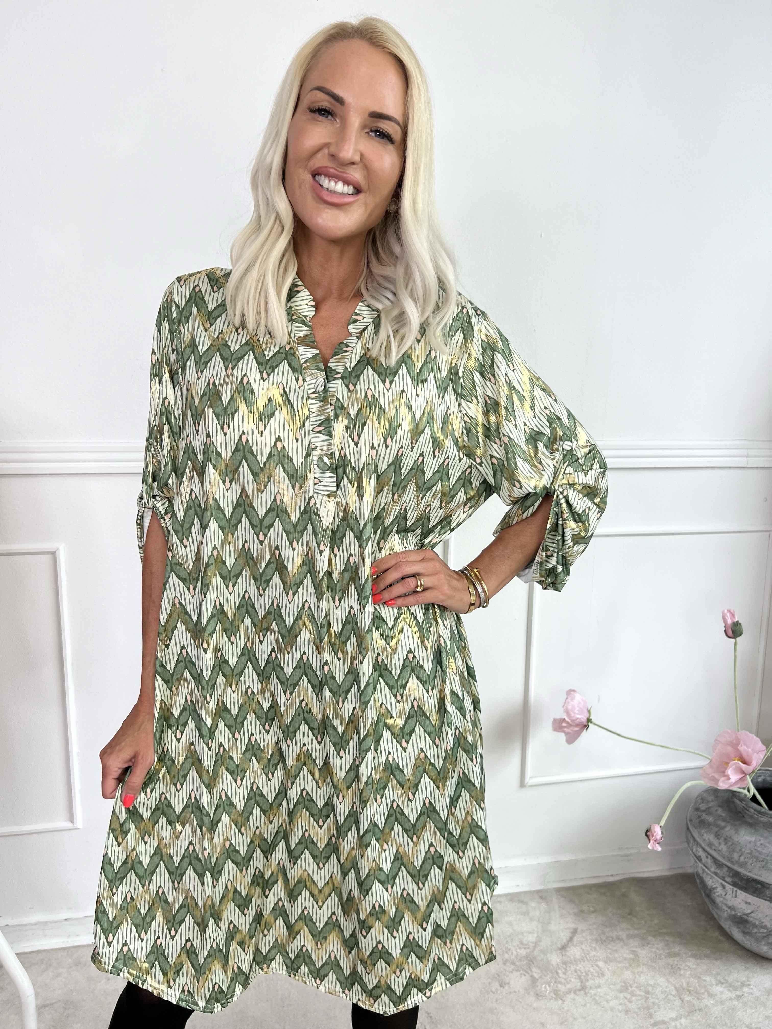 Ebba Zigzag Long - Elastisk mönstrad klänning med gulddetaljer