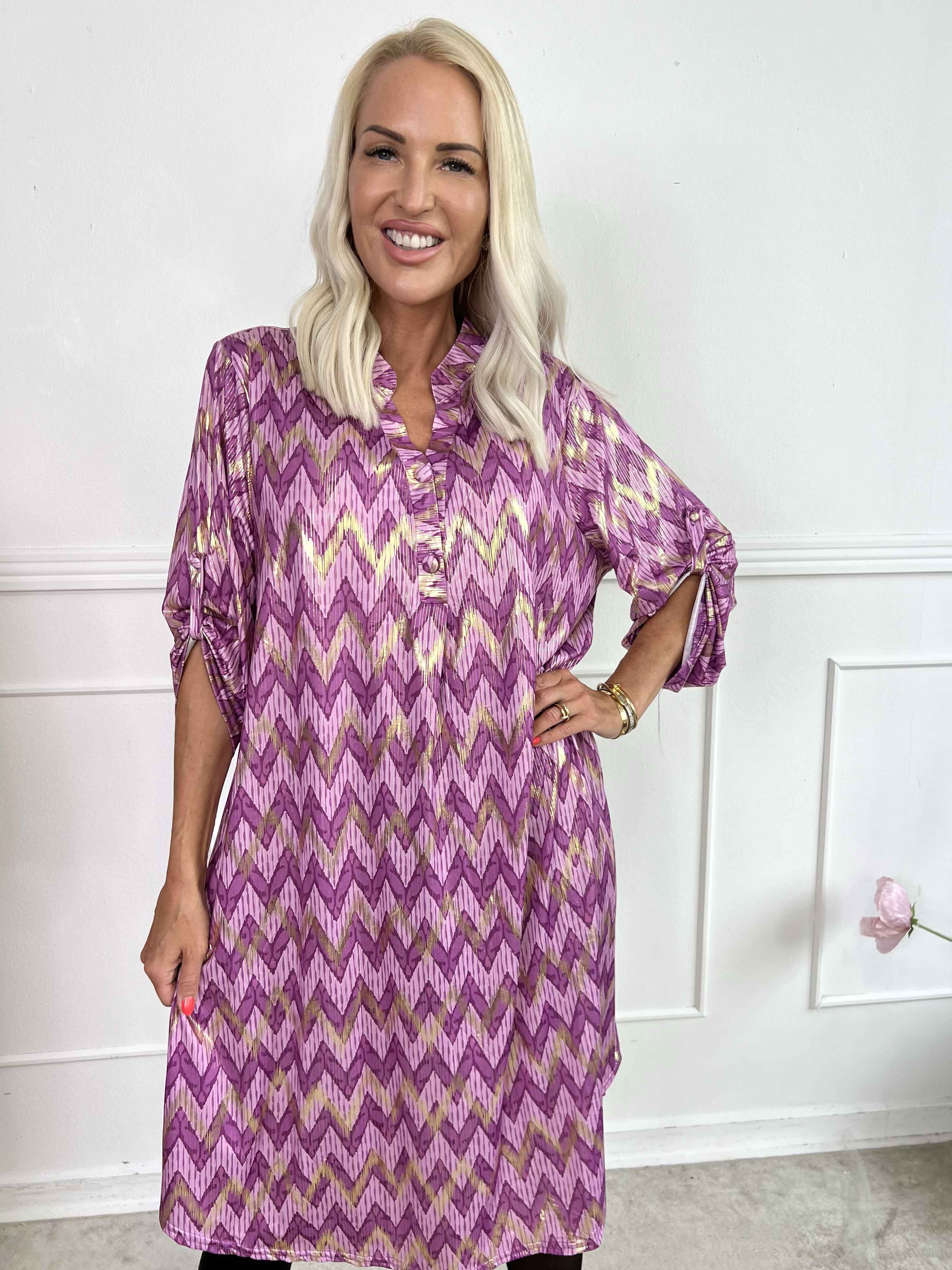 Ebba Zigzag Long - Elastisk mönstrad klänning med gulddetaljer