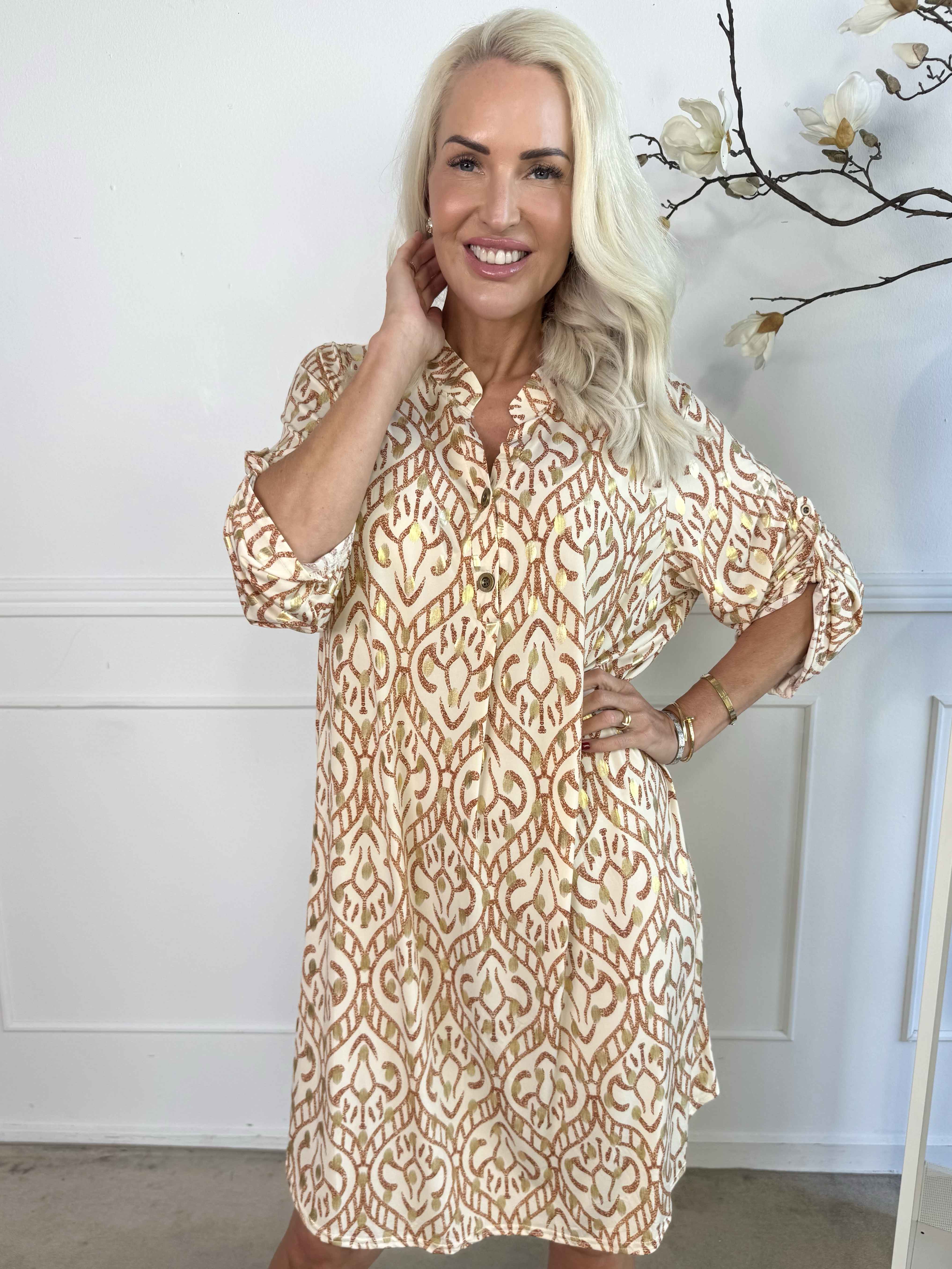 Ebba Boho Long - Elastisk mönstrad klänning med guldprickar