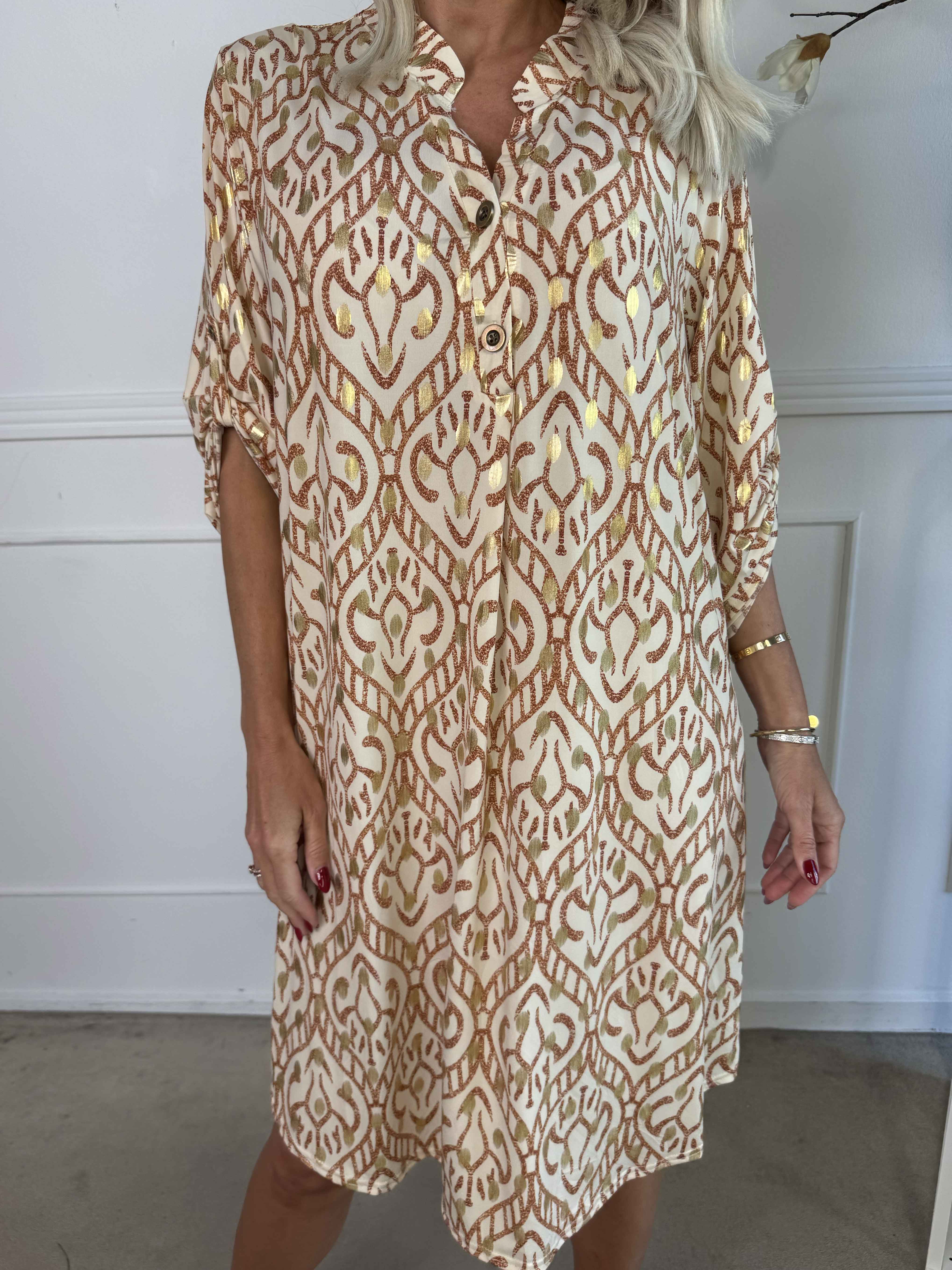 Ebba Boho Long - Elastisk mönstrad klänning med guldprickar