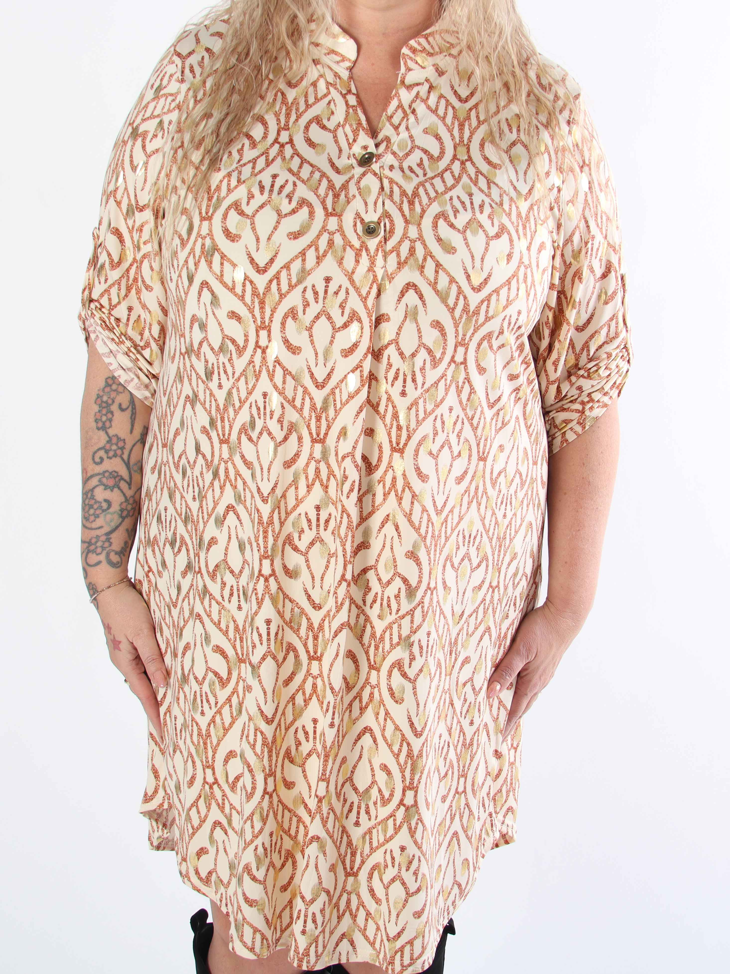 Ebba Boho Long - Elastisk mönstrad klänning i plus size med guldprickar