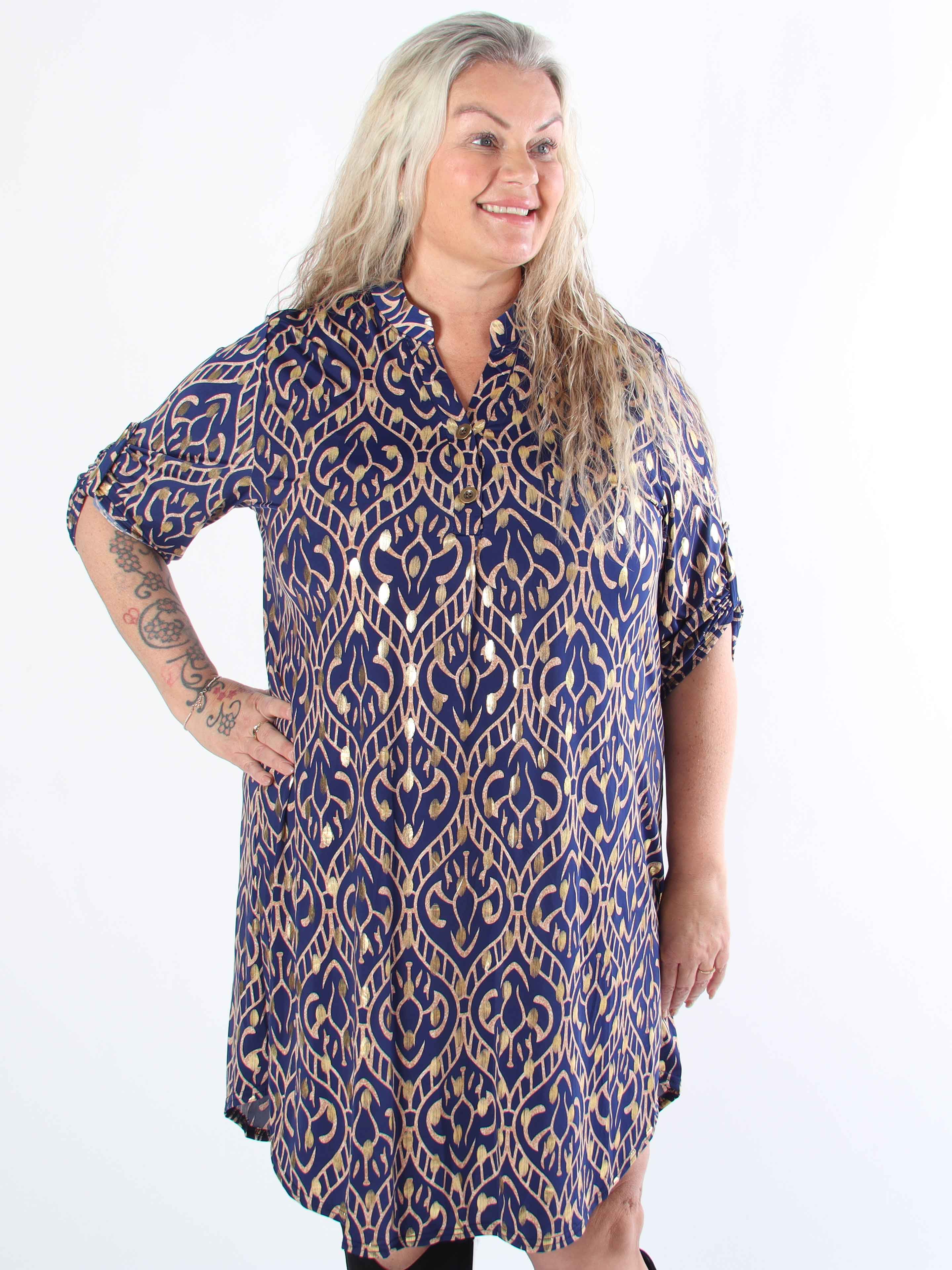 Ebba Boho Long - Elastisk mönstrad klänning i plus size med guldprickar