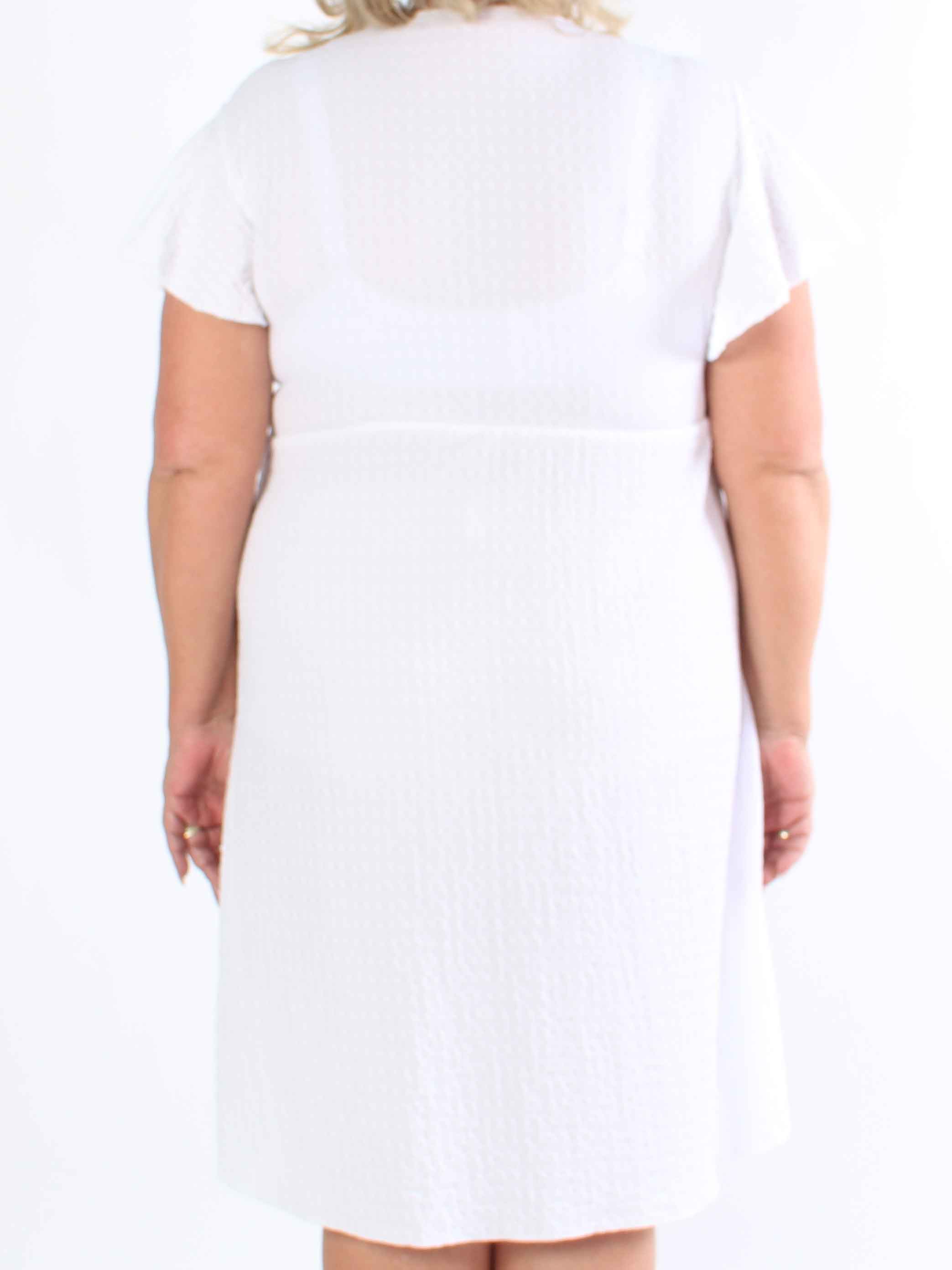 Eliana - Söt plus size-klänning i omlottmodell med volanger