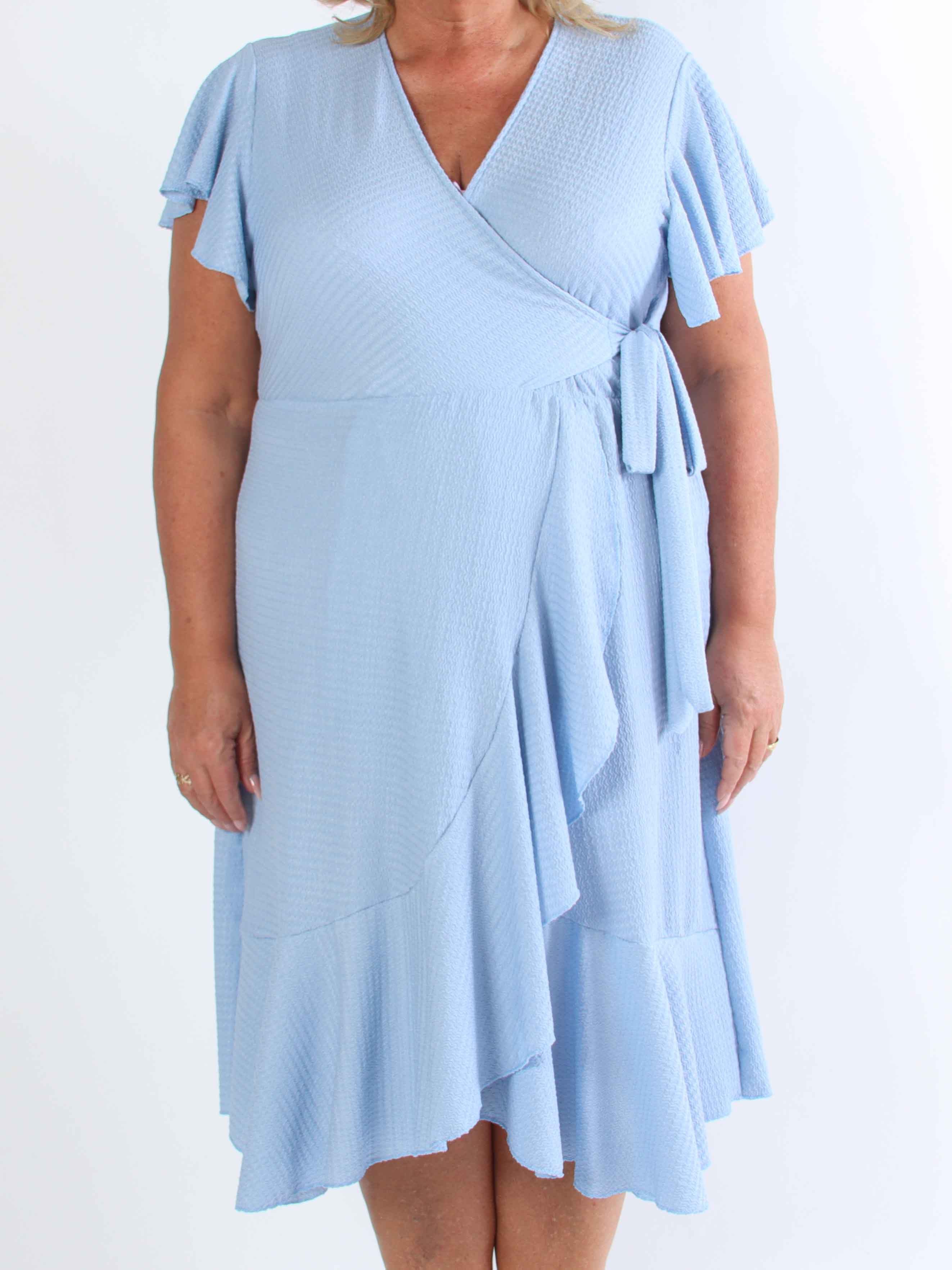 Eliana - Söt plus size-klänning i omlottmodell med volanger