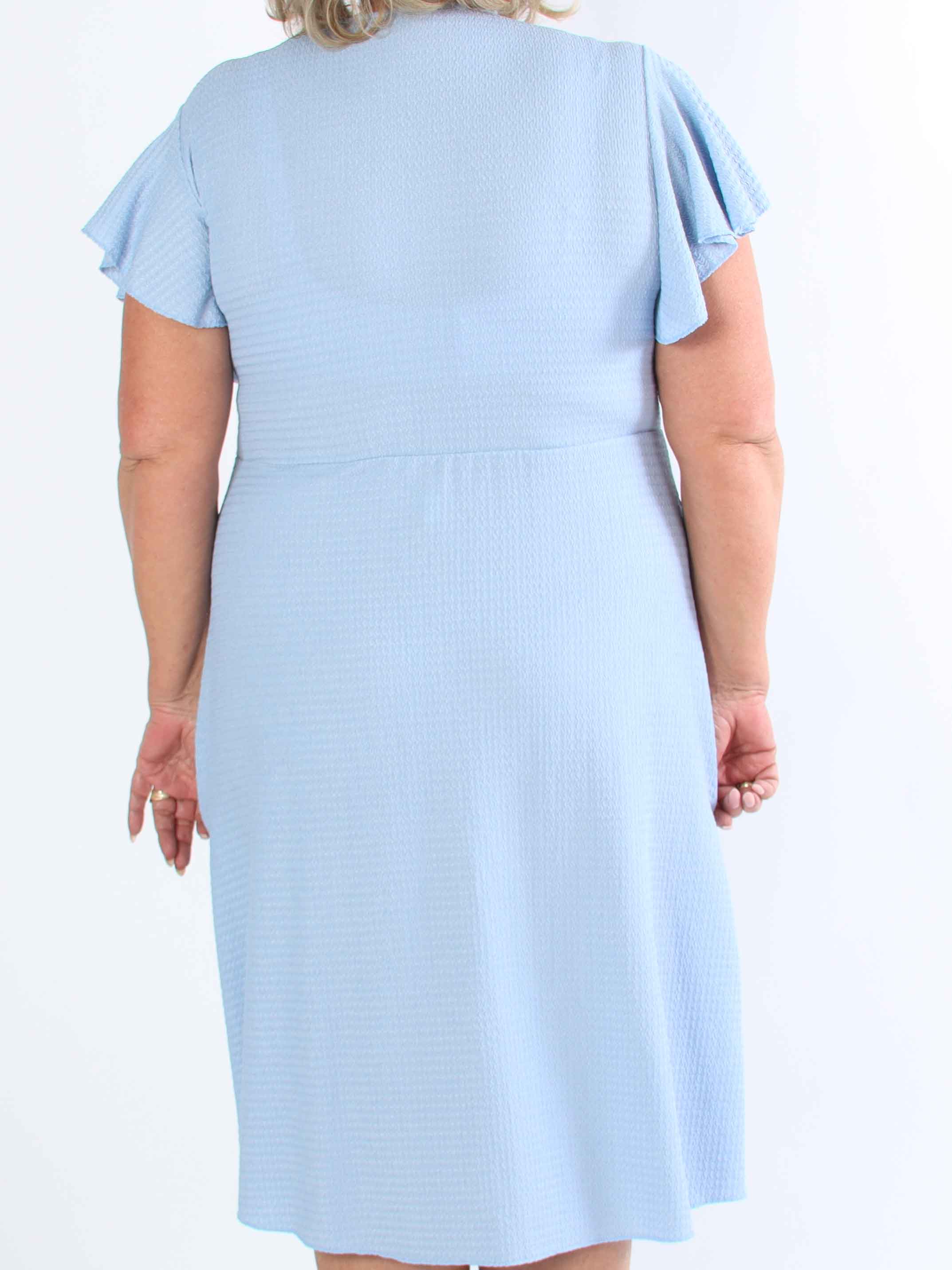 Eliana - Söt plus size-klänning i omlottmodell med volanger