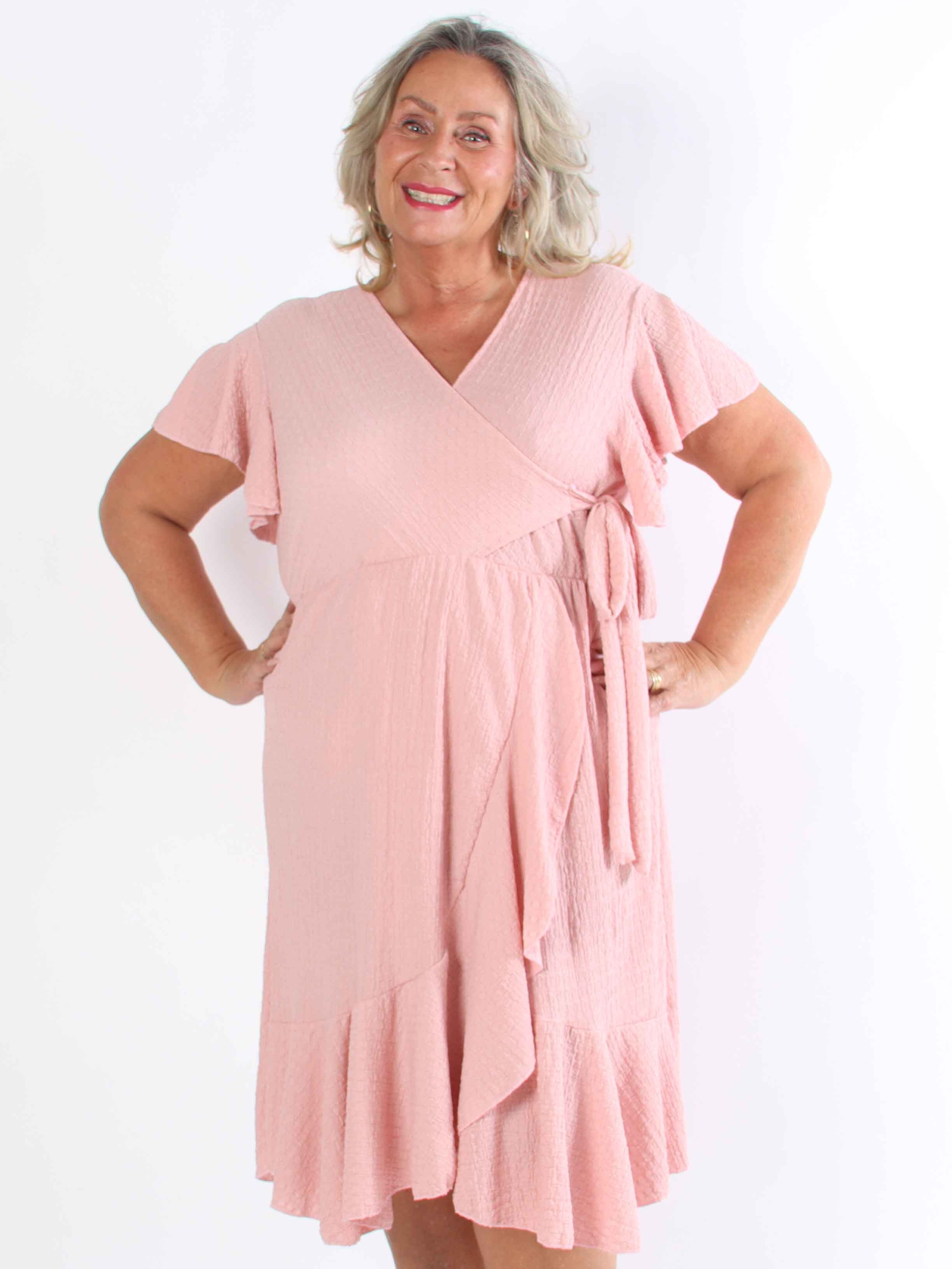 Eliana - Söt plus size-klänning i omlottmodell med volanger