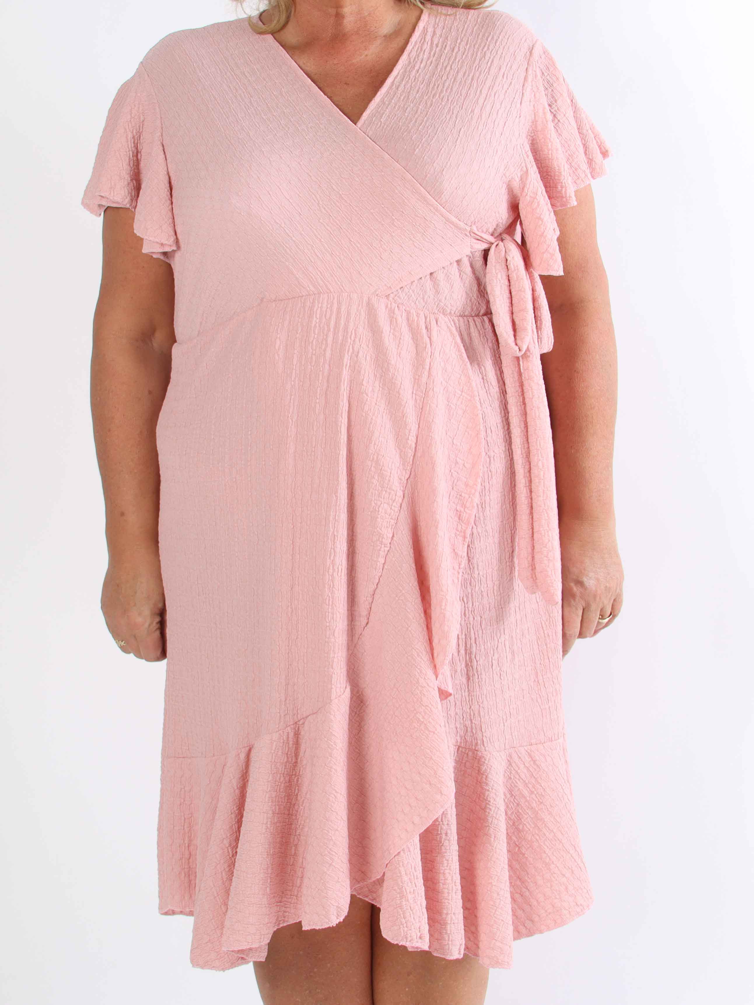 Eliana - Söt plus size-klänning i omlottmodell med volanger