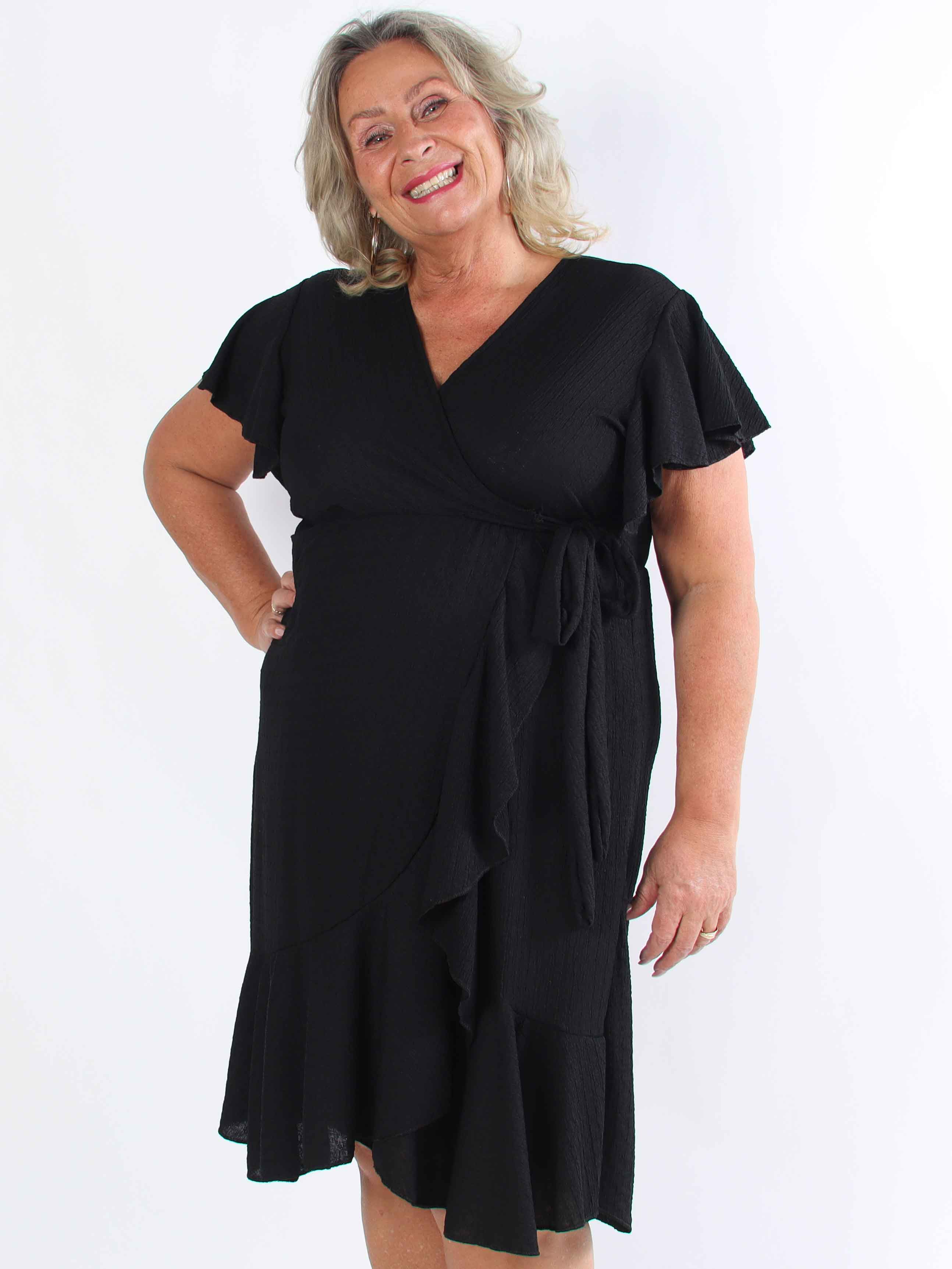 Eliana - Söt plus size-klänning i omlottmodell med volanger