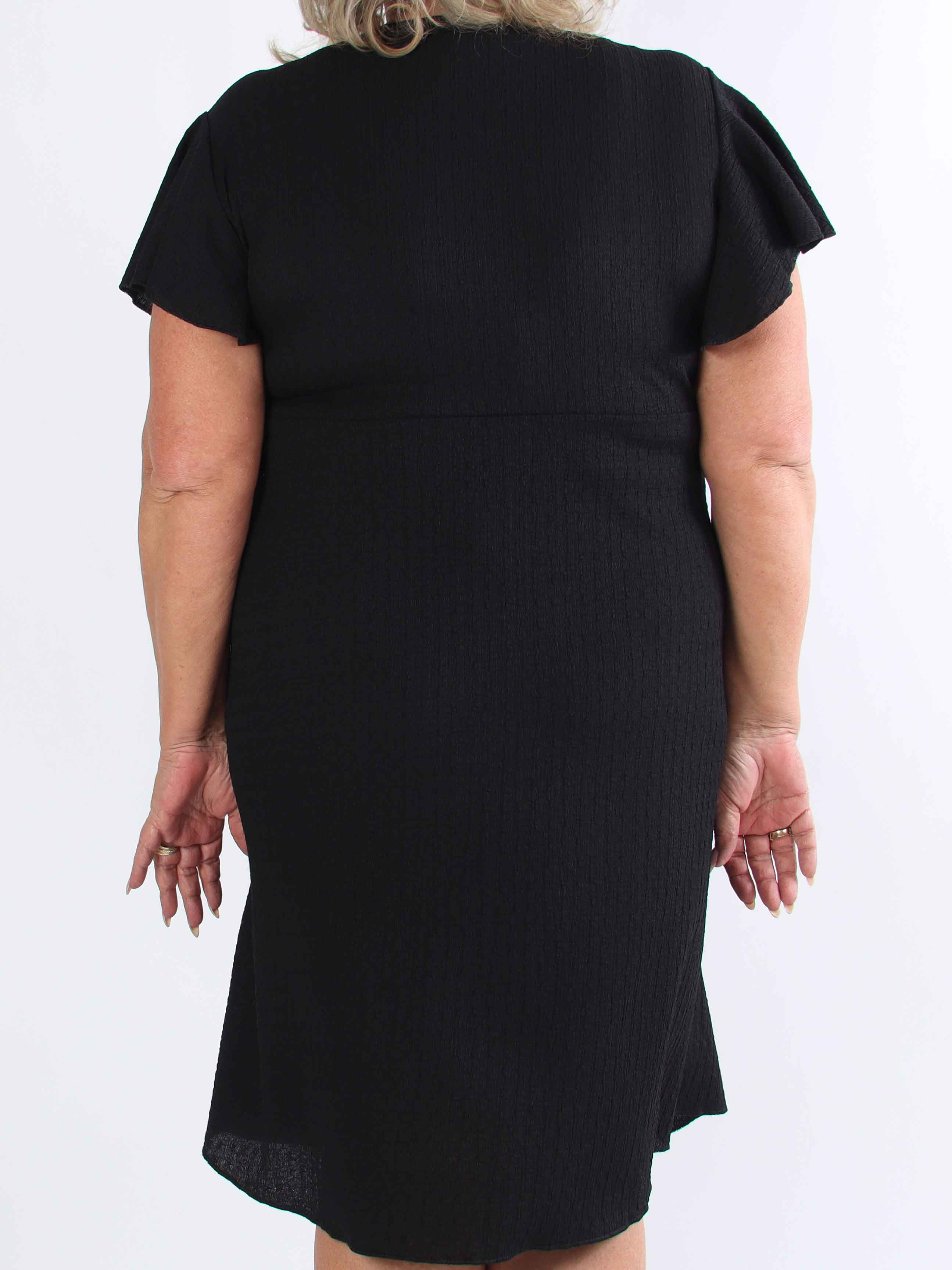 Eliana - Söt plus size-klänning i omlottmodell med volanger