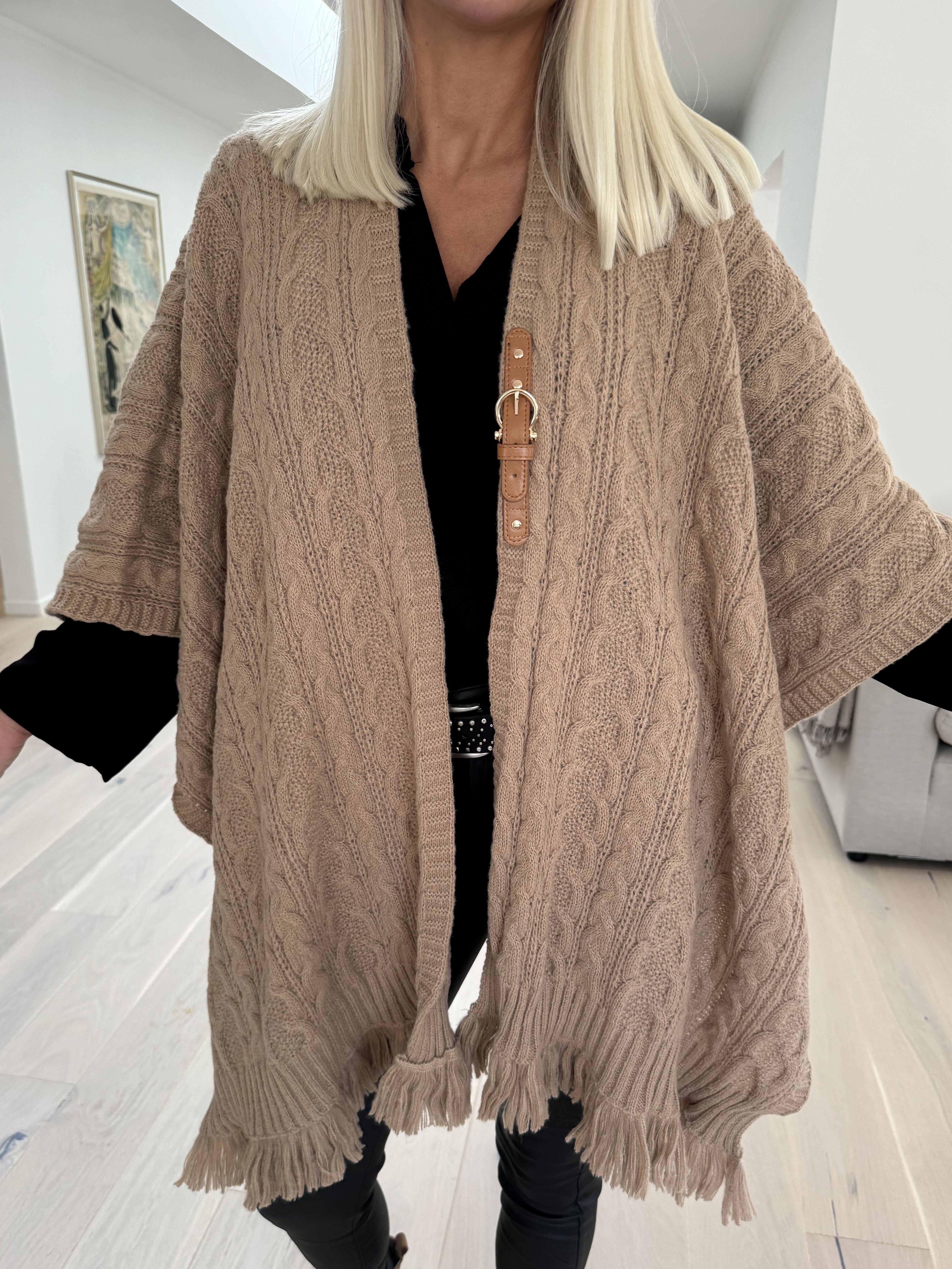 Elianna - Mjuk stickad poncho med ull och fransar