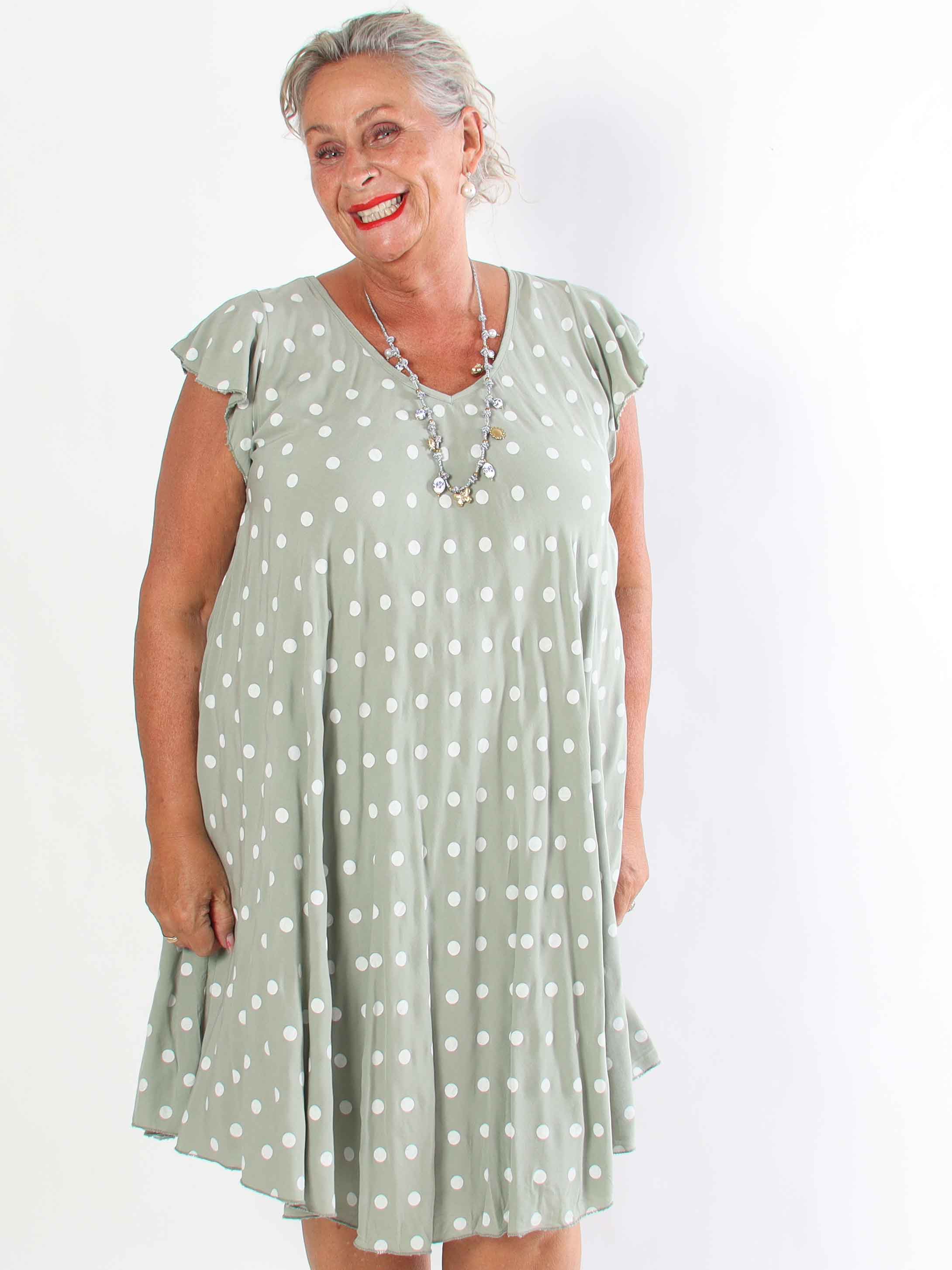 Elinora - Feminin plus size kjole i blød viskose med fine prikker og elegante flæseærmer