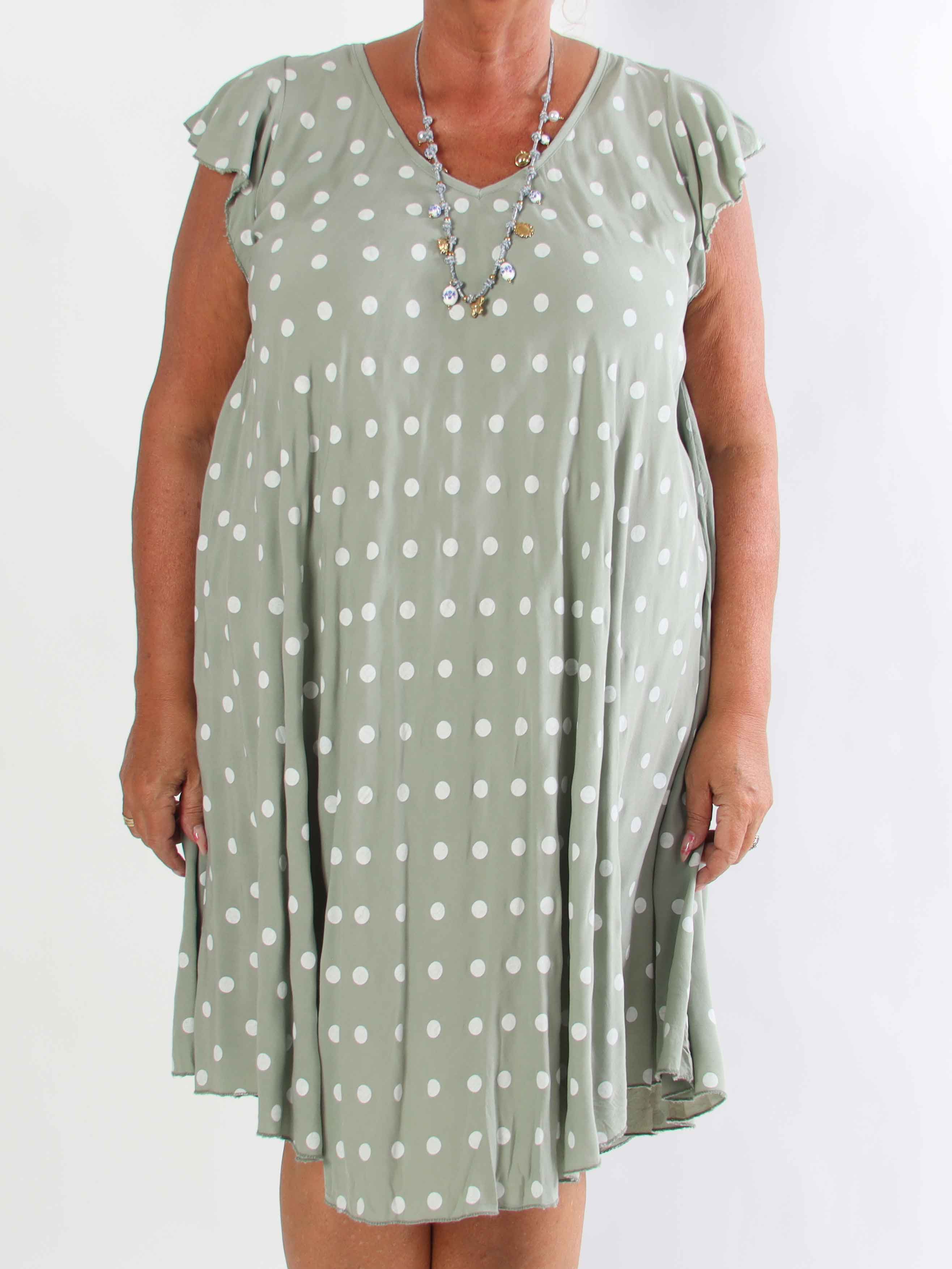 Elinora - Feminin plus size kjole i blød viskose med fine prikker og elegante flæseærmer