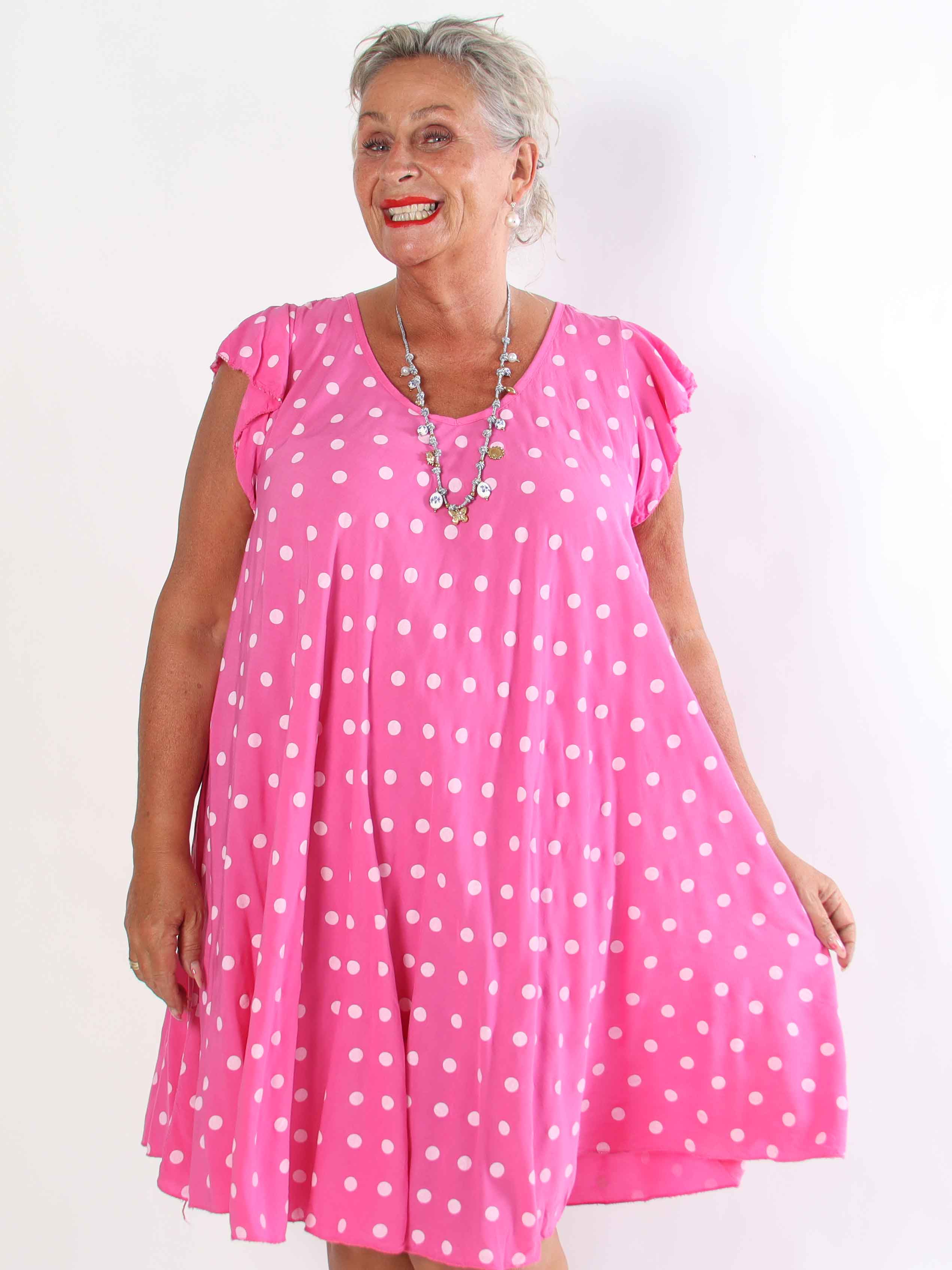 Elinora - Feminin plus size kjole i blød viskose med fine prikker og elegante flæseærmer