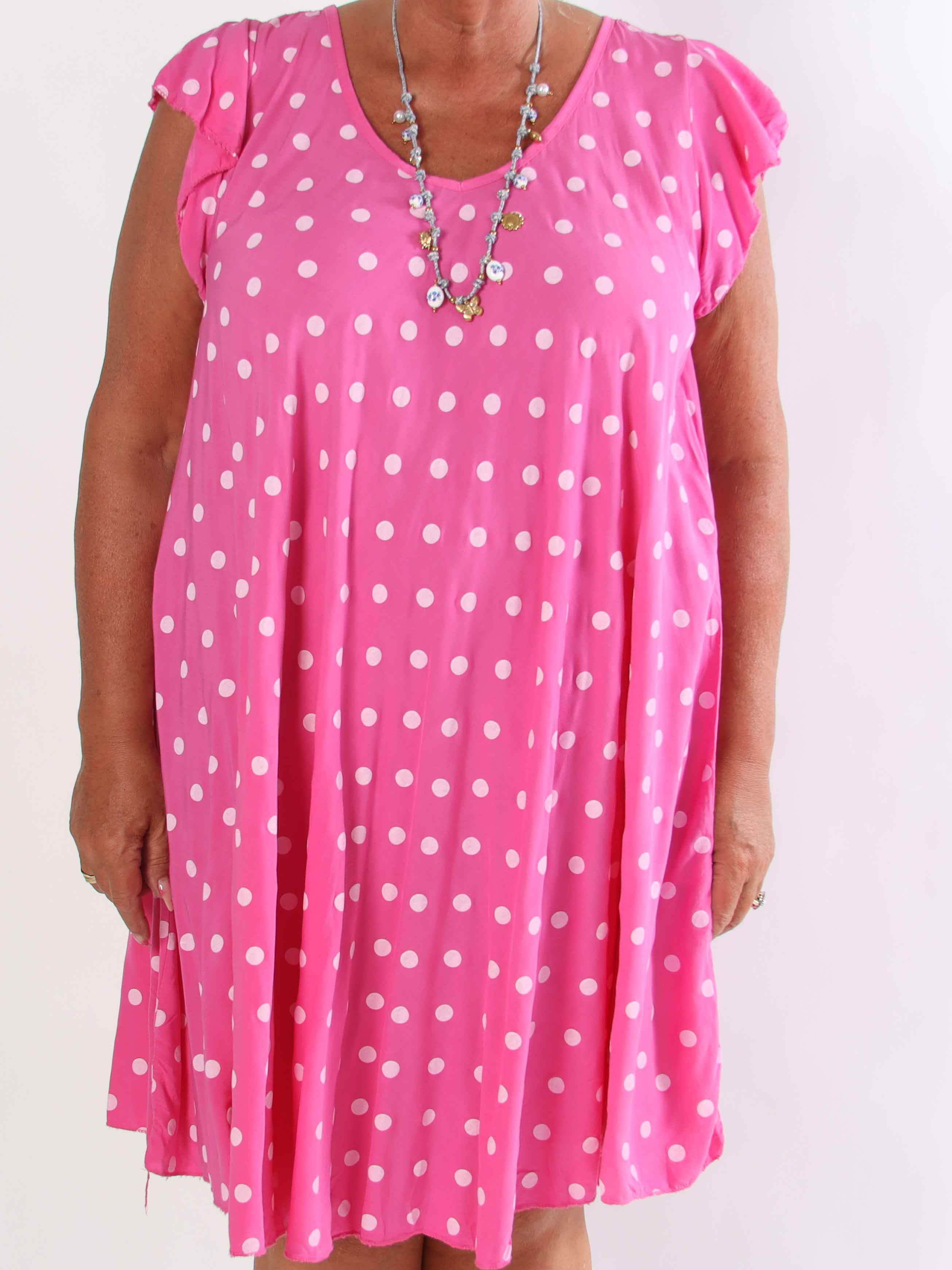 Elinora - Feminin plus size kjole i blød viskose med fine prikker og elegante flæseærmer