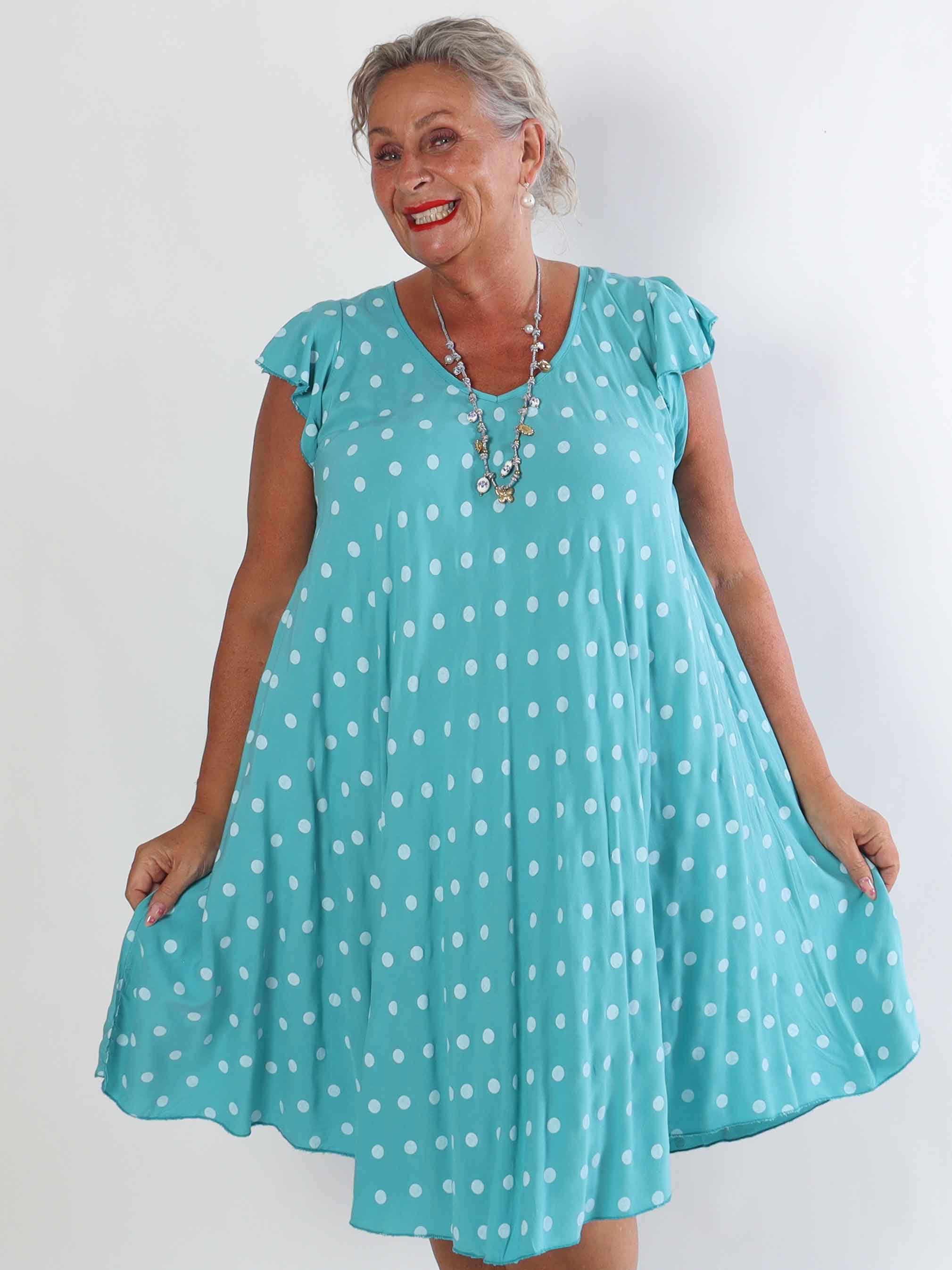 Elinora - Feminin plus size kjole i blød viskose med fine prikker og elegante flæseærmer