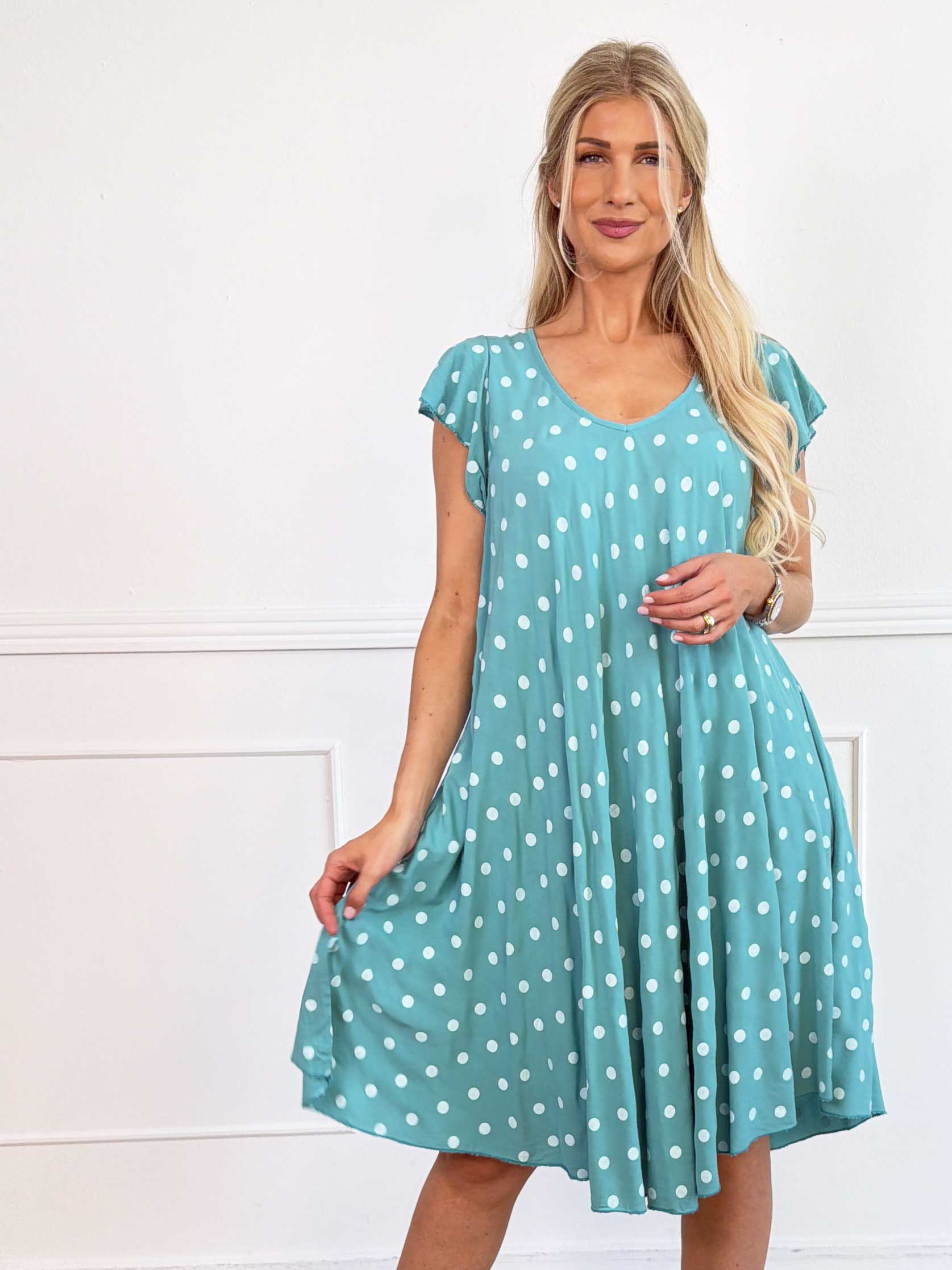 Elinora - Feminin kjole i blød viskose med fine prikker og elegante flæseærmer