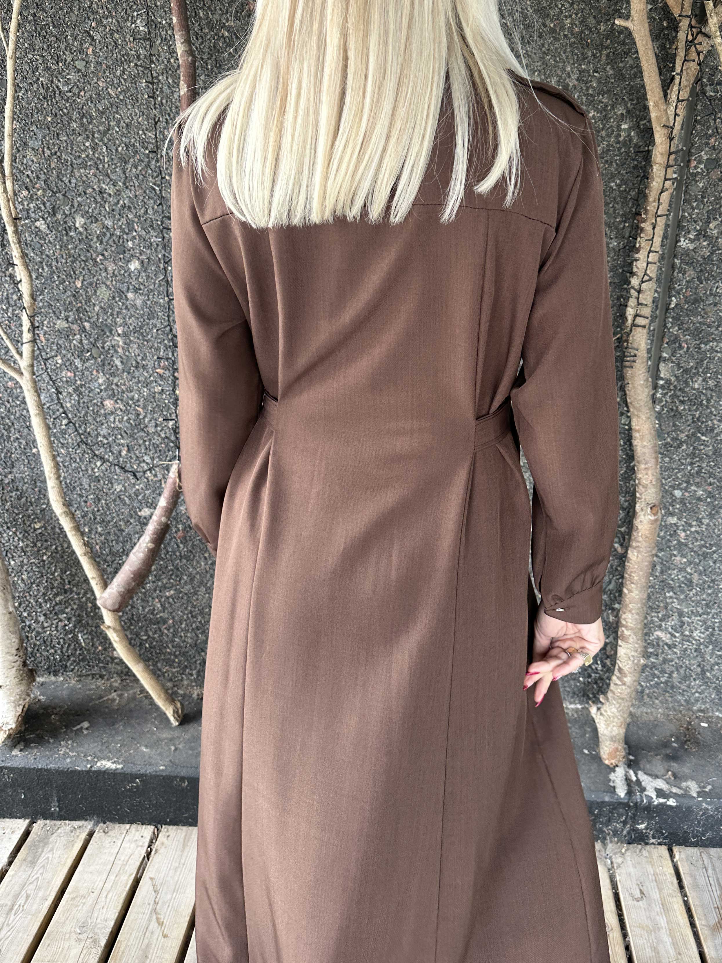 Ellida - Lång skjortklänning med guldknappar