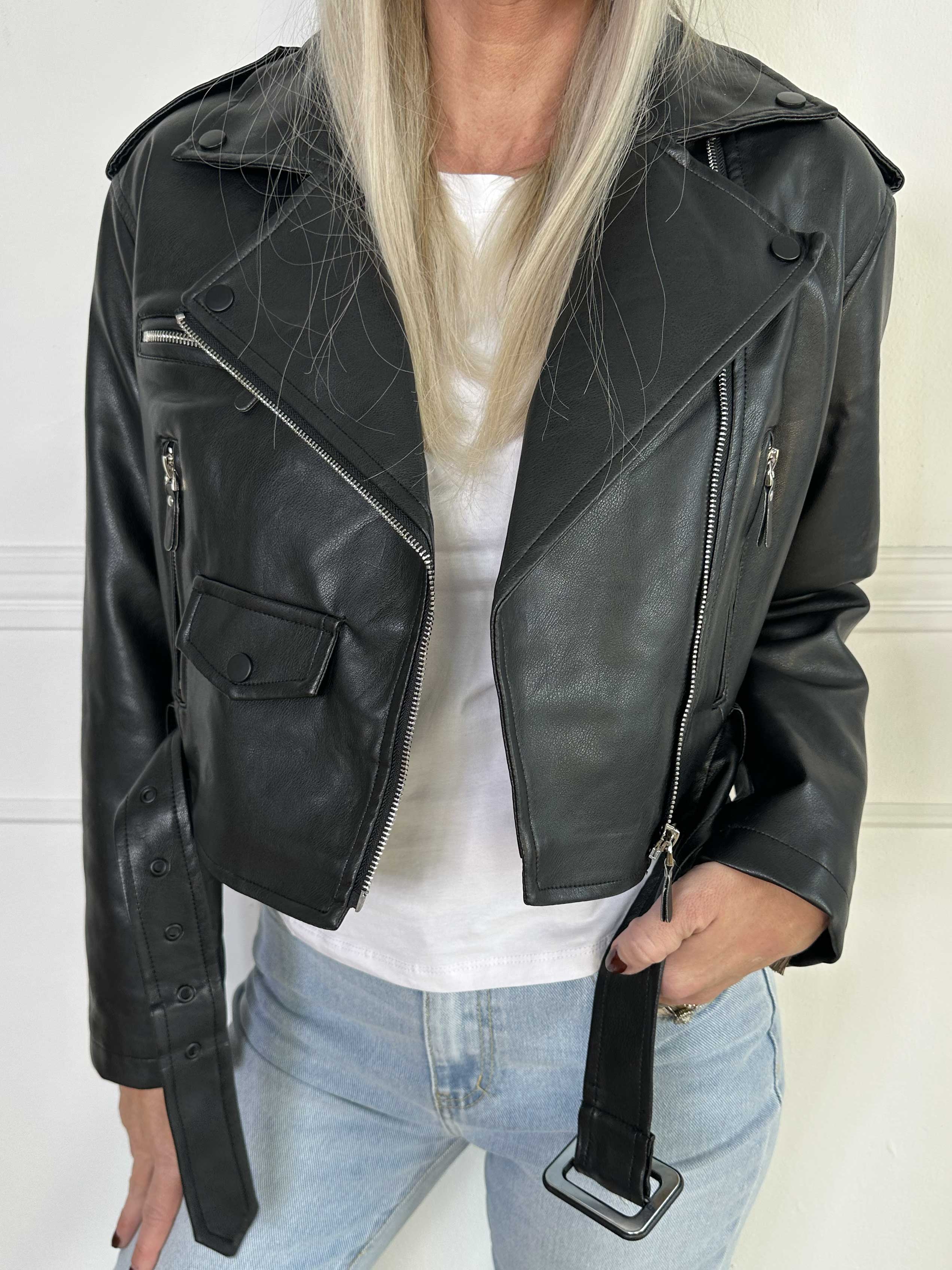 Ellis - Jacka i läderlook med bälte och dragkedja