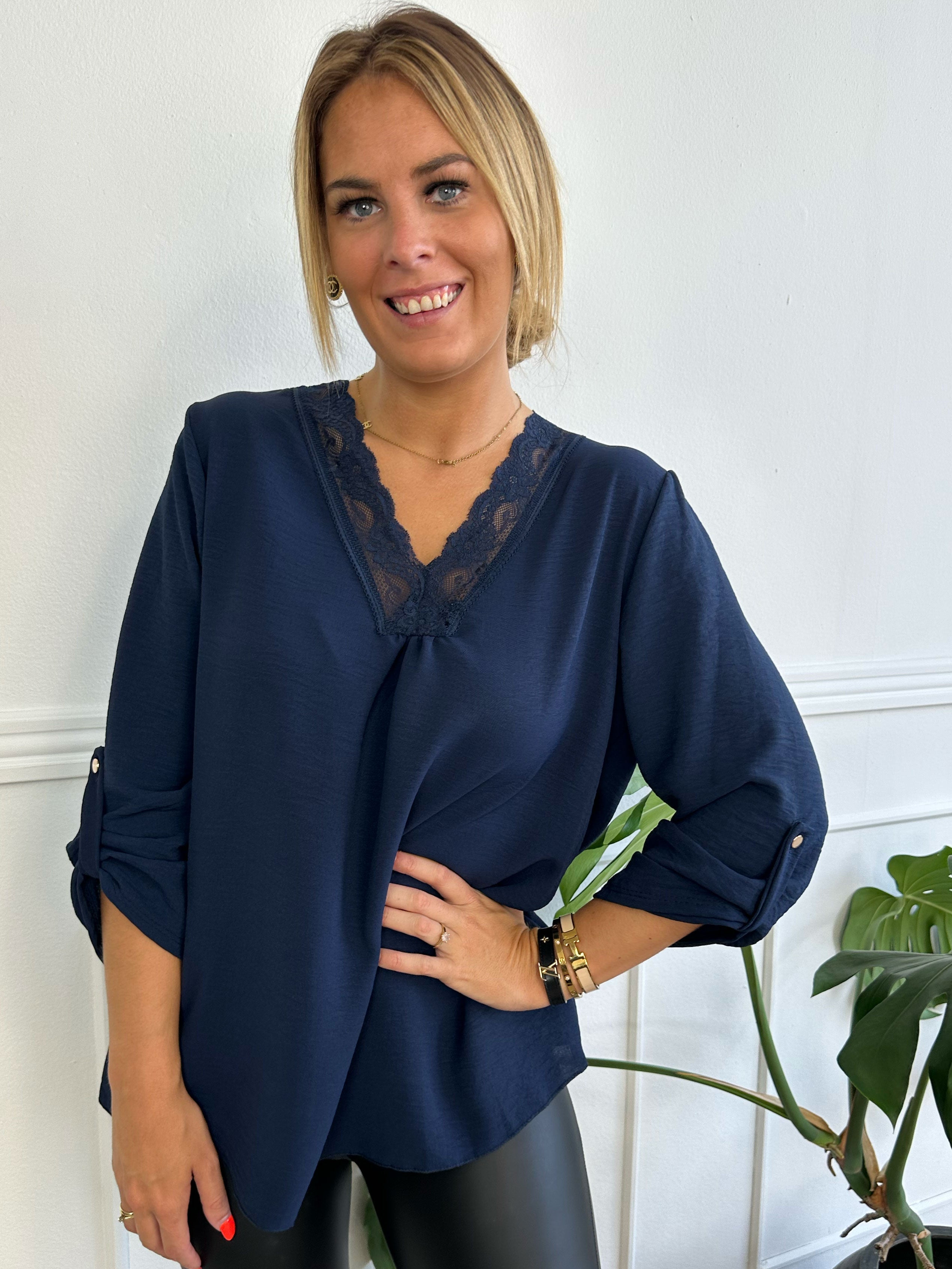 Elly Shirt - Simpel blus med spetskant