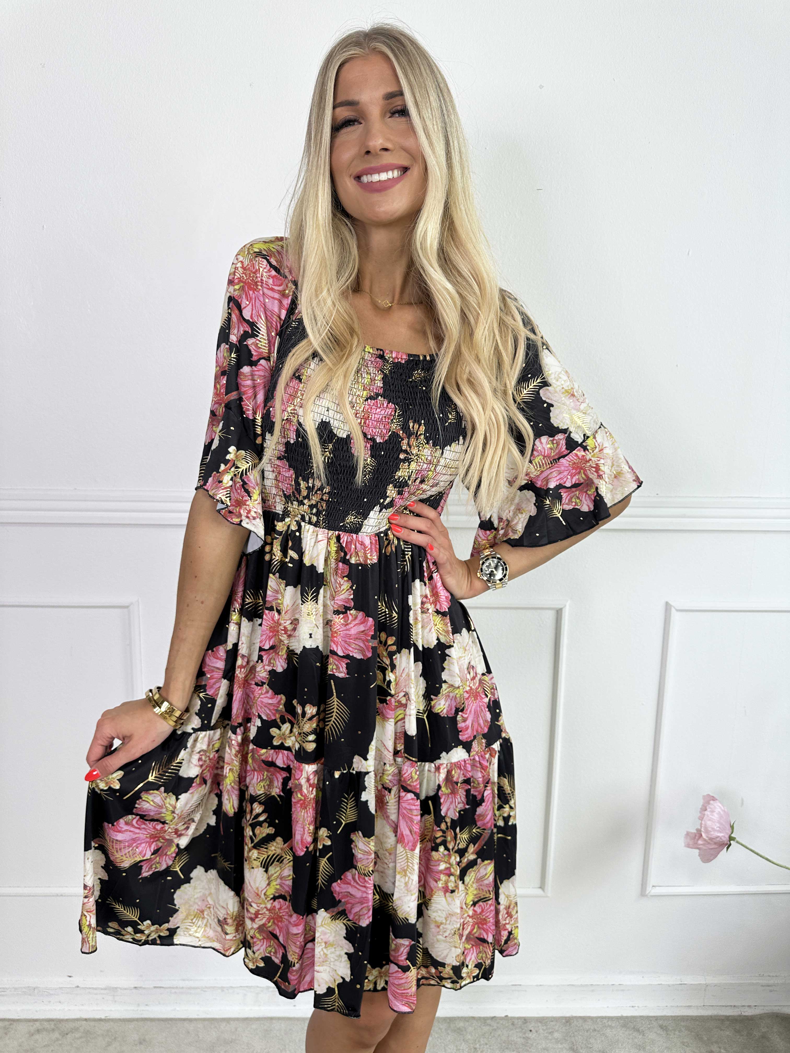 Elna Beautiful Short - Blommig elastisk klänning med smock över bysten