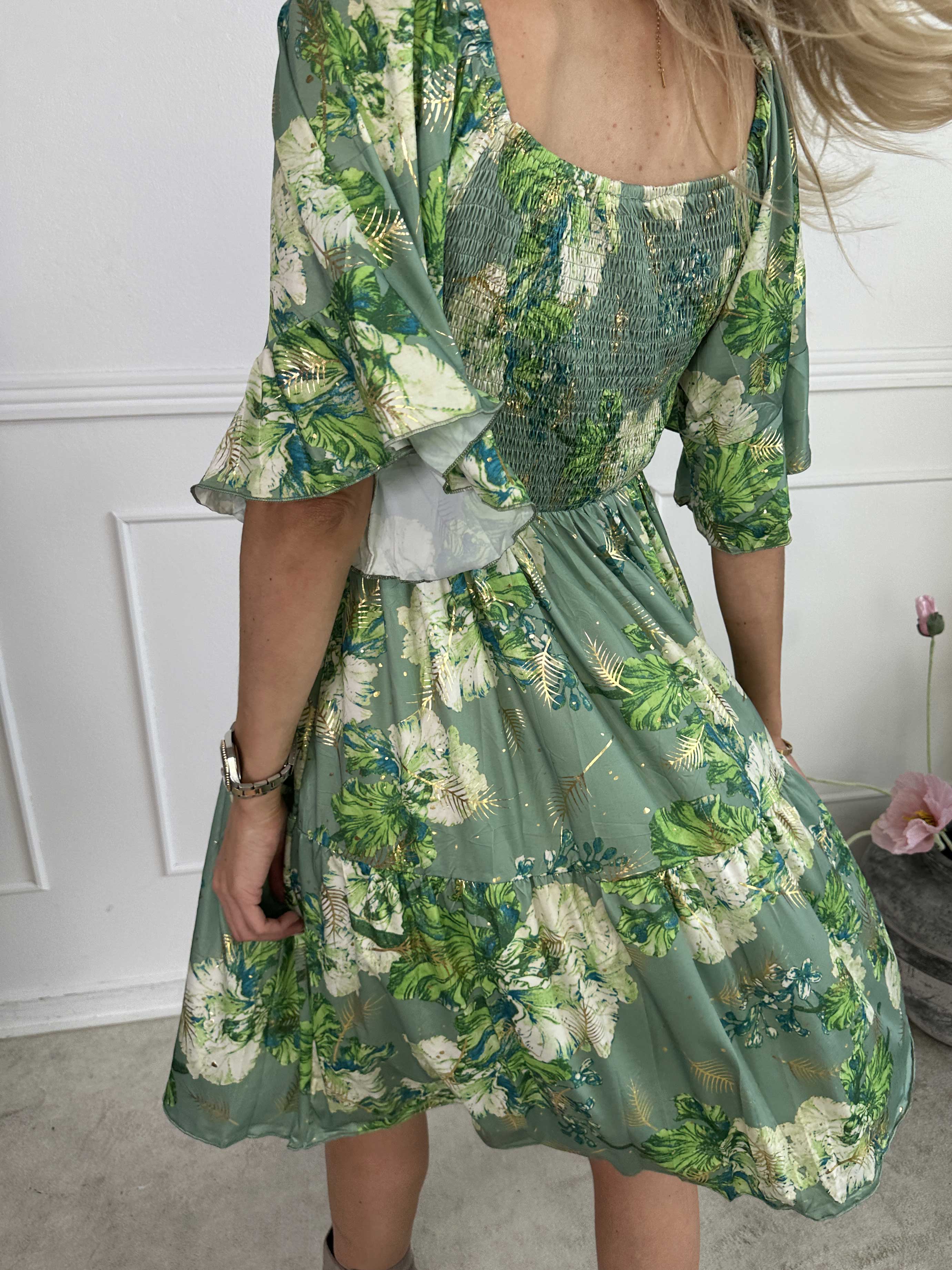 Elna Beautiful Short - Blommig elastisk klänning med smock över bysten