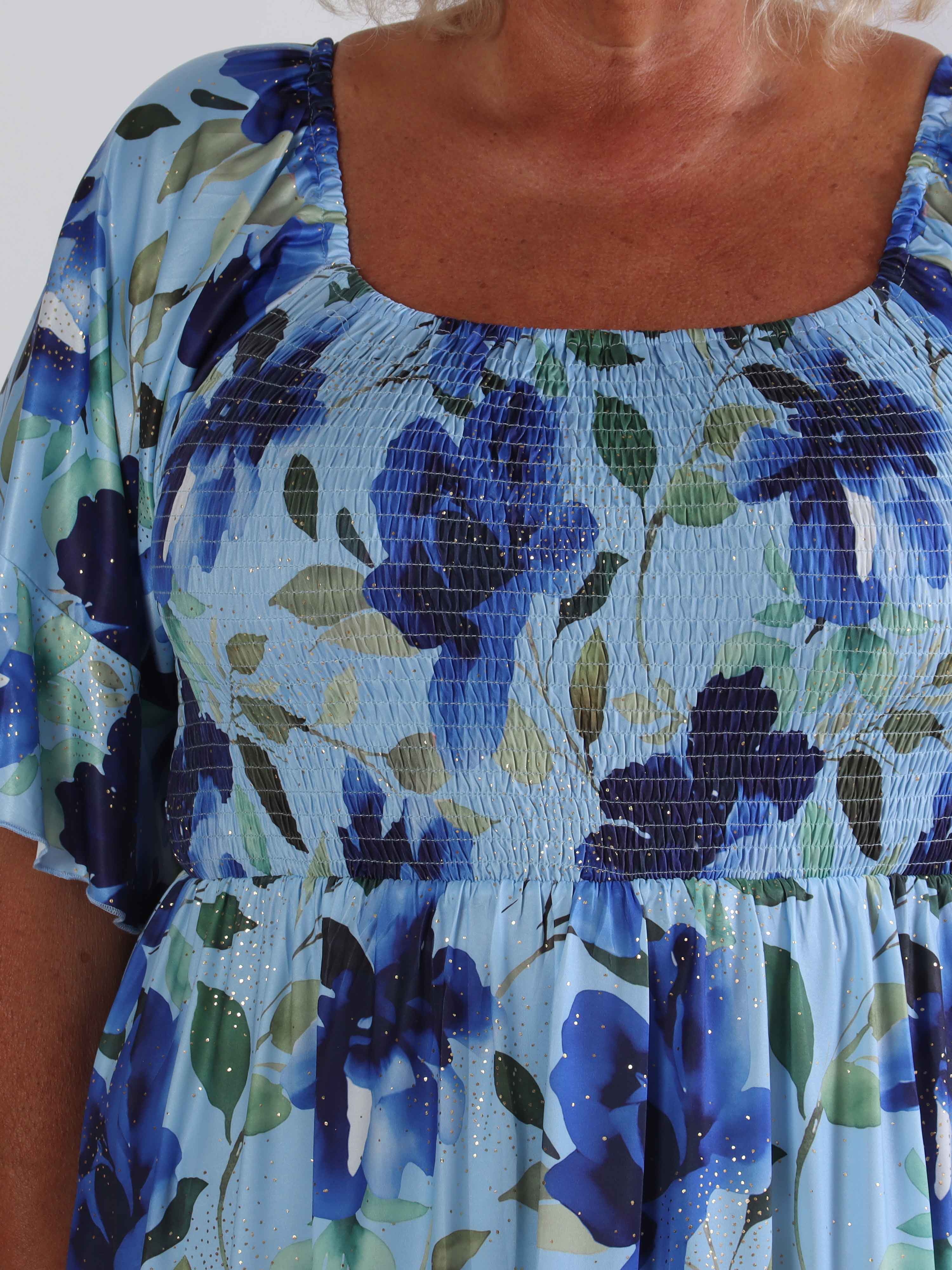 Elna Fiore Short - Blommig elastisk plus size klänning med smock över bysten
