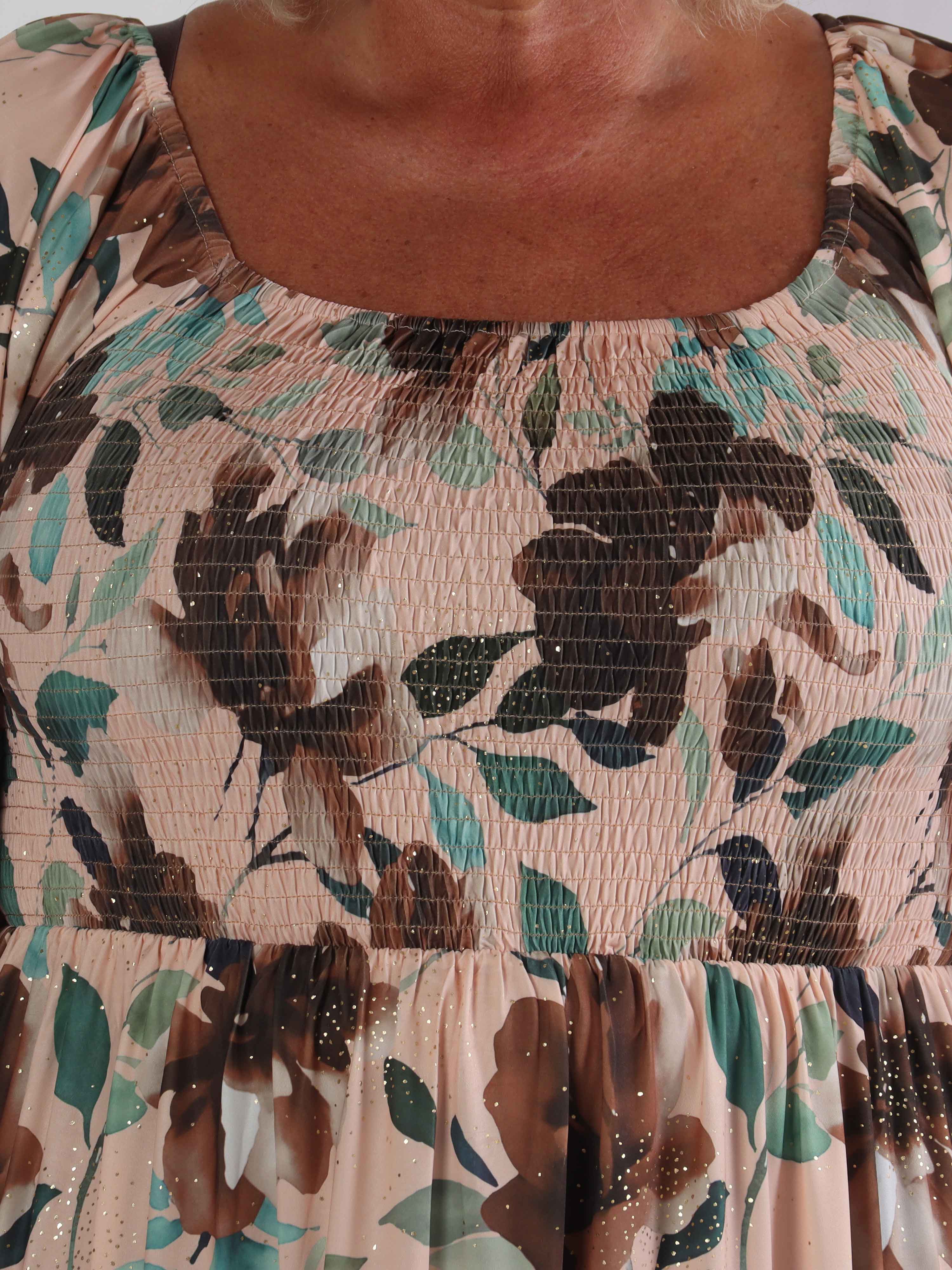 Elna Fiore Short - Blommig elastisk plus size klänning med smock över bysten