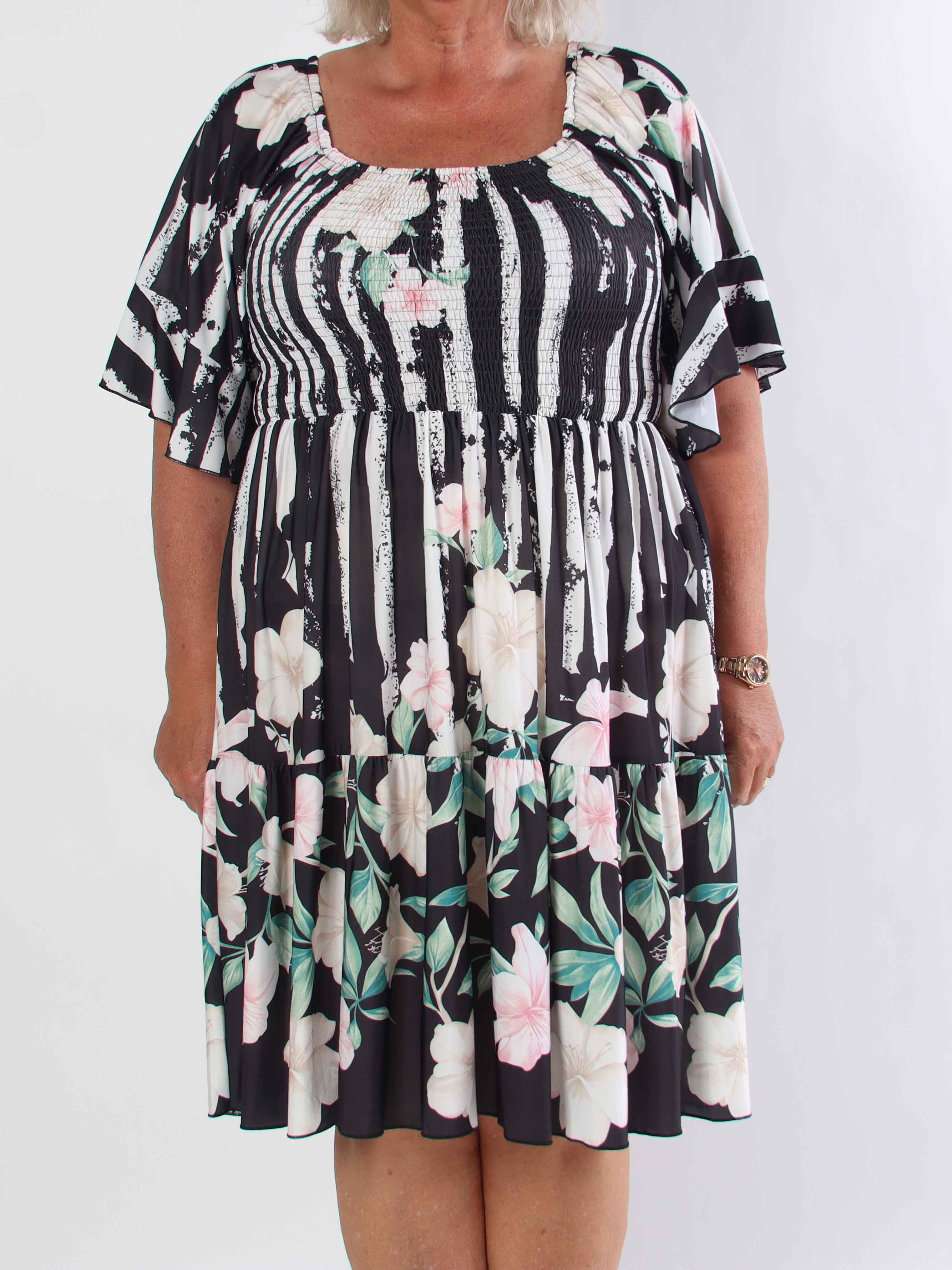 Elna Floral Stripe Short - Elastisk plus size klänning med smockat bröst