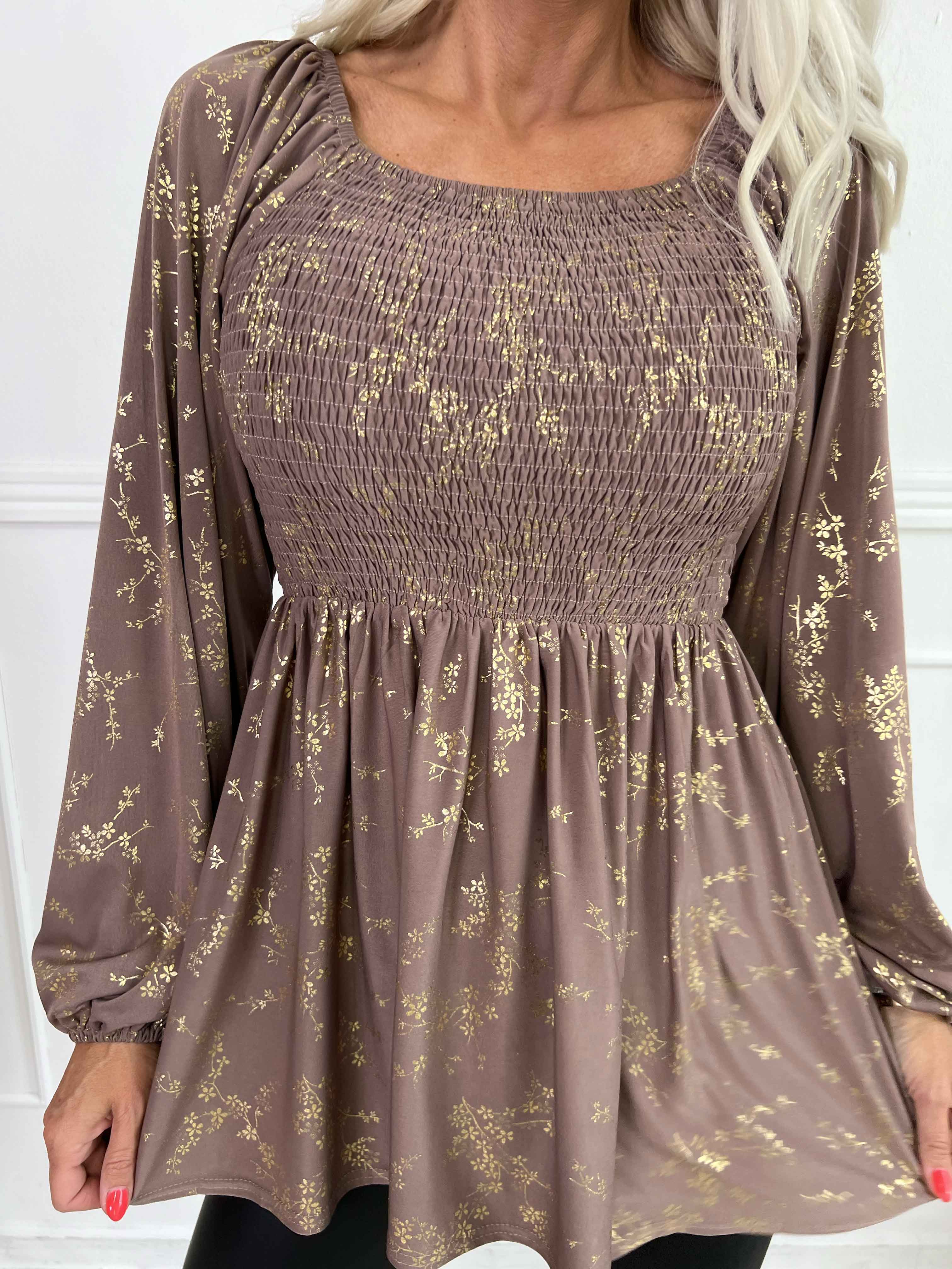 Elna Gold Shirt L/S - Blus med guldmönster och smock över bysten
