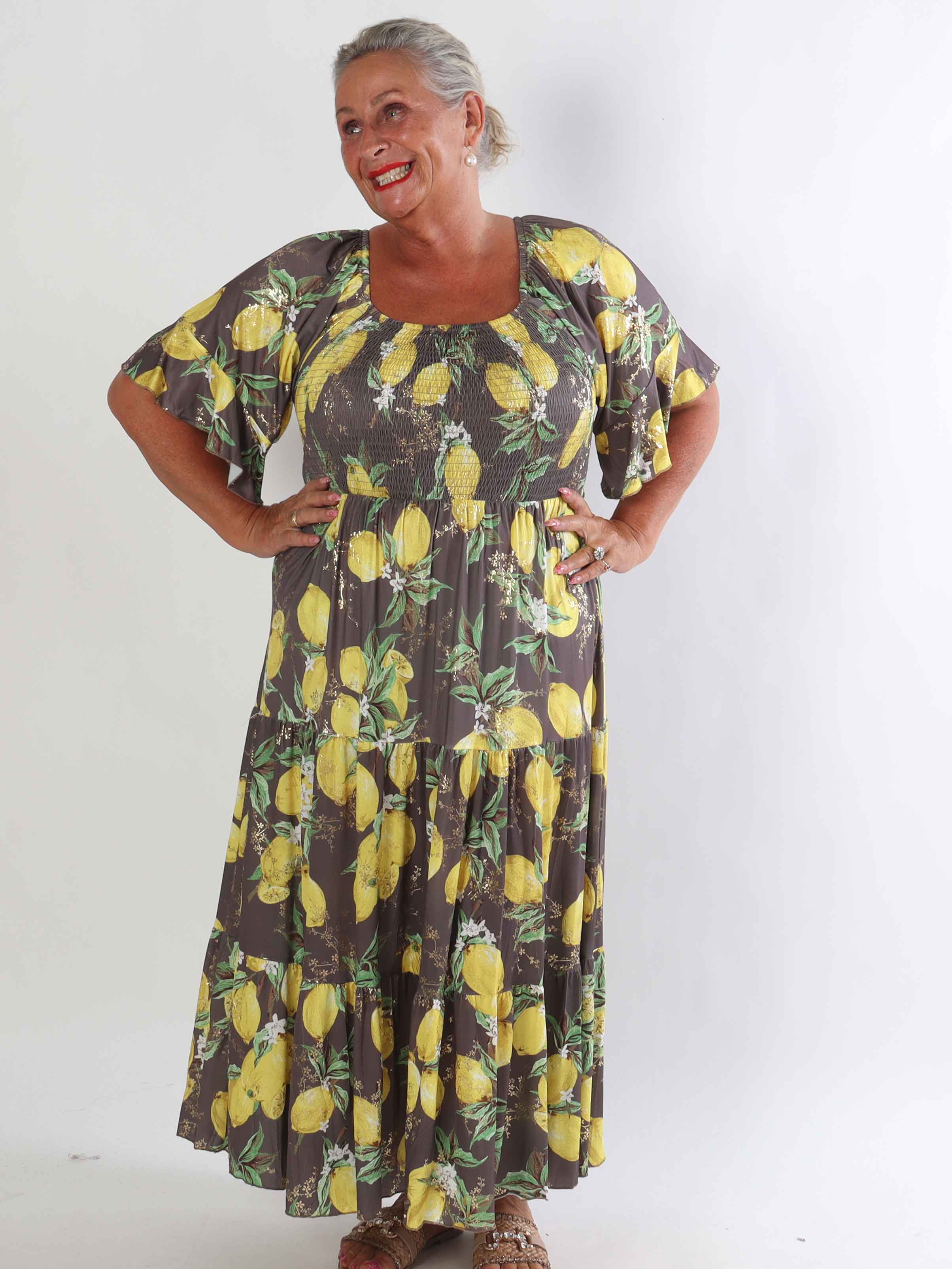 Elna Lemon - Lang elastisk plus size kjole med citroner og smock over brystet