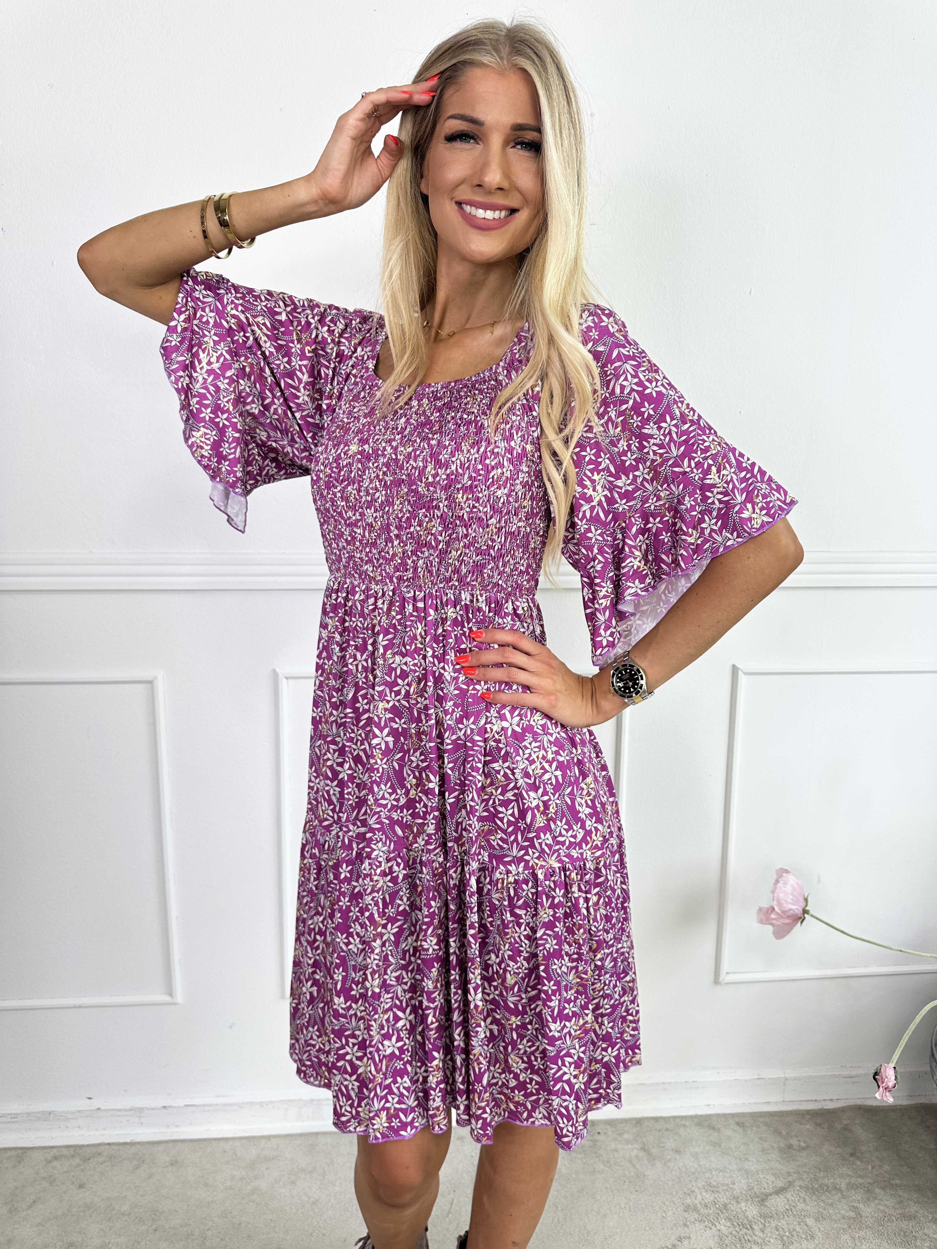Elna Small Flower Short - Blommig elastisk klänning med smock över bysten