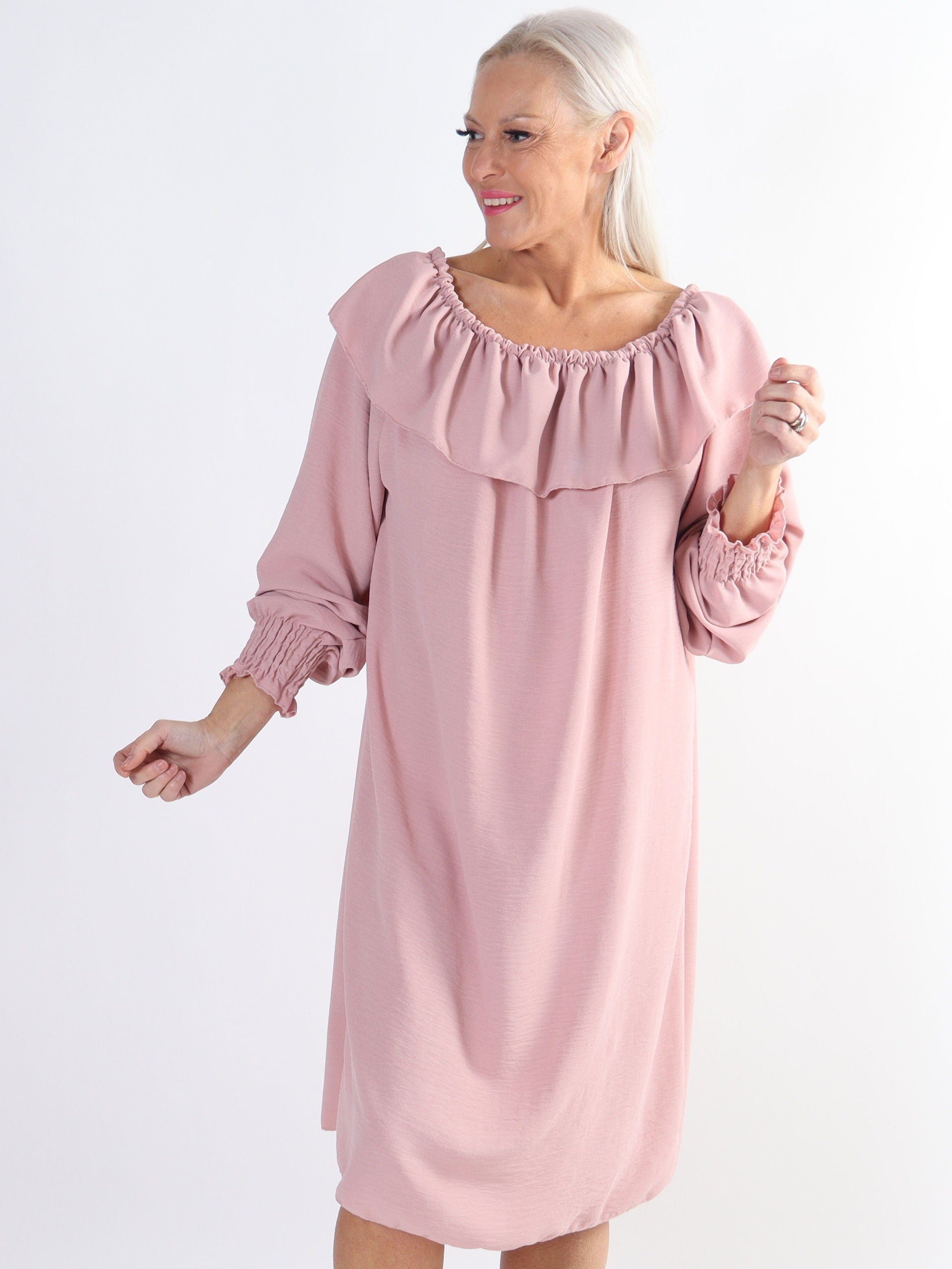 Elpida - Plus size-klänning med volangkant och smockärmar