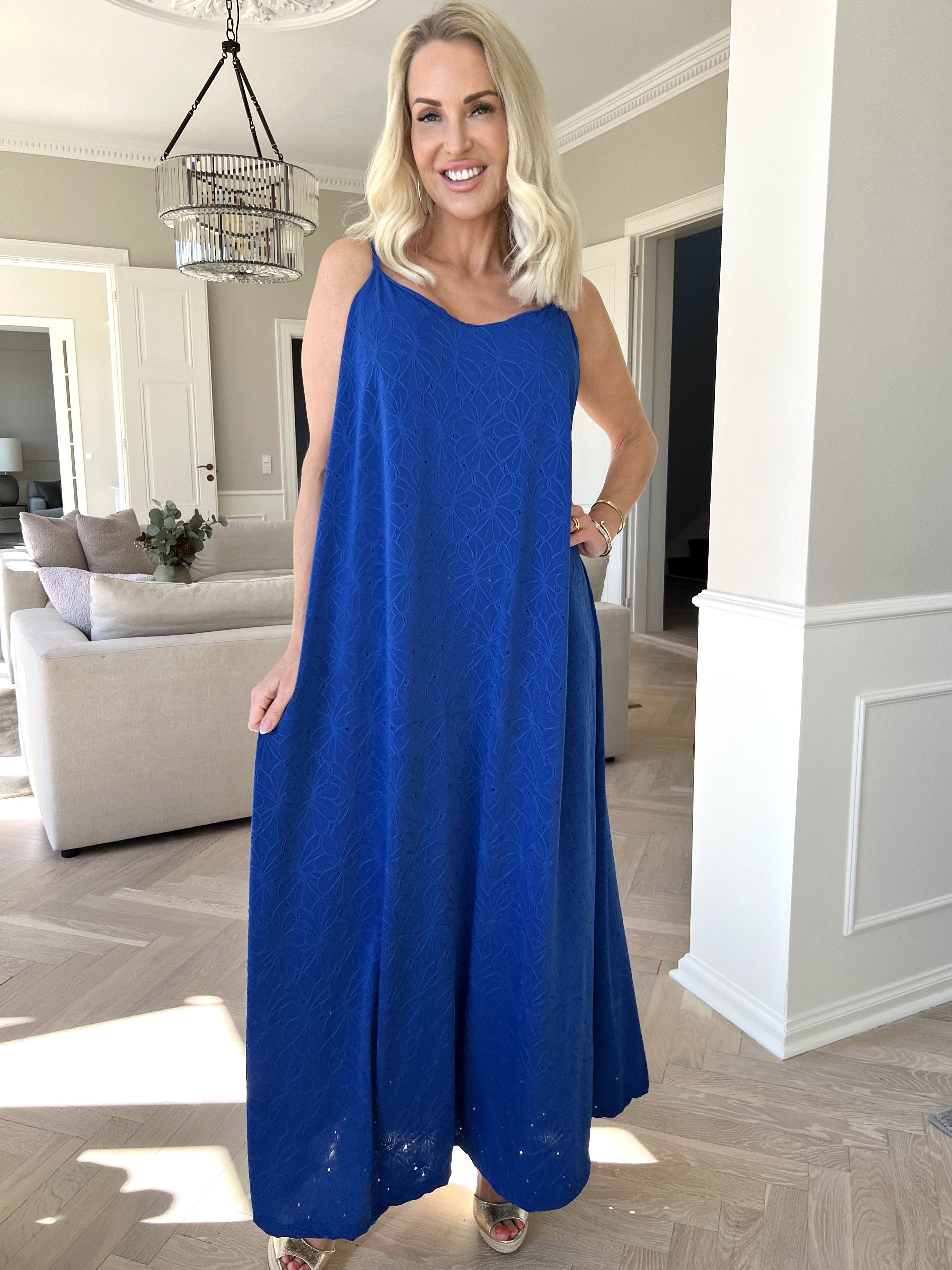 Emilie - Axelbandsklänning i mjukt tyg med broderie anglaise