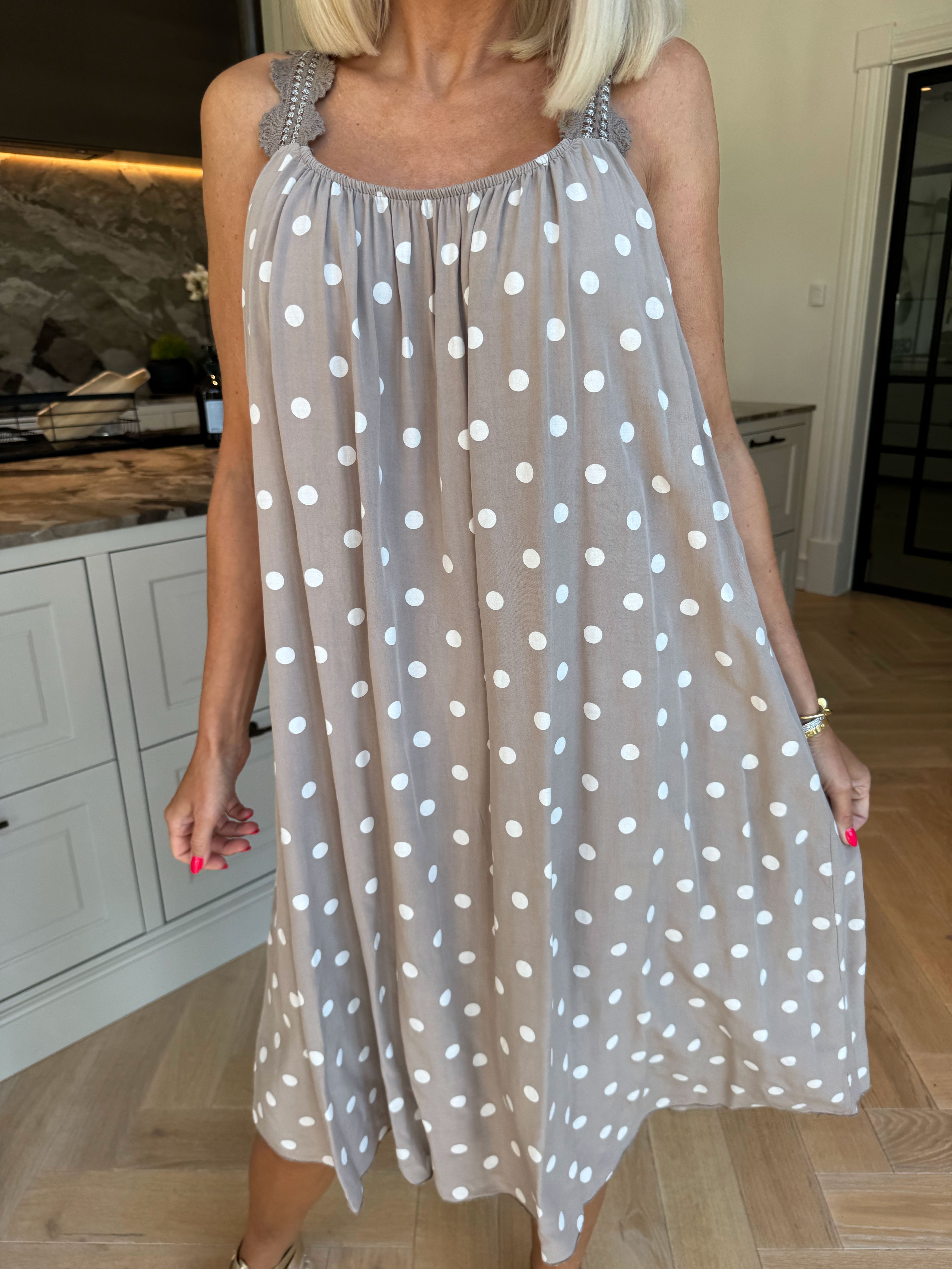 Enia - Kjole i viskosestof med prikker og broderede stropper
