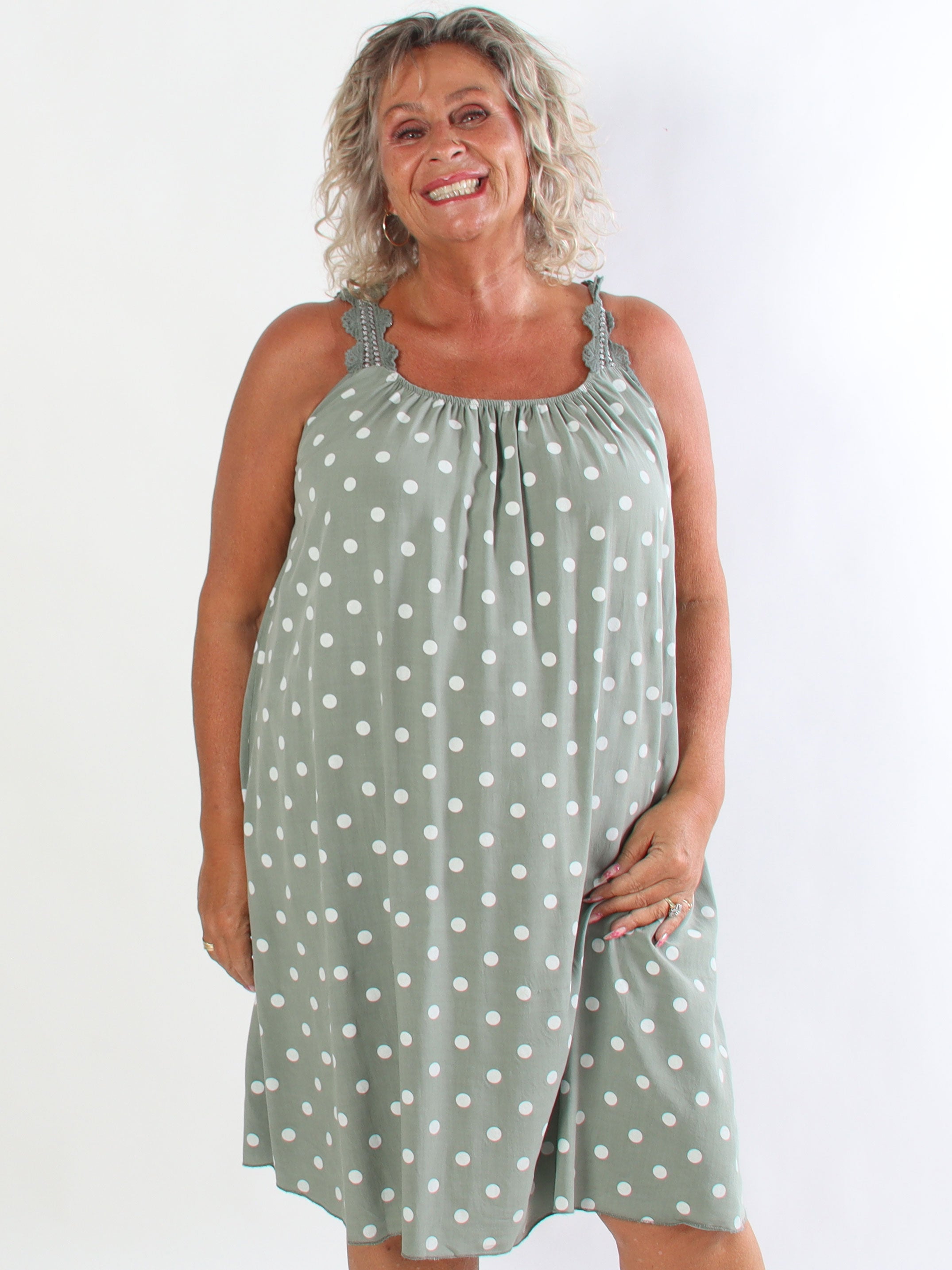 Enia - Plus size kjole i viskosestof med prikker og broderede stropper