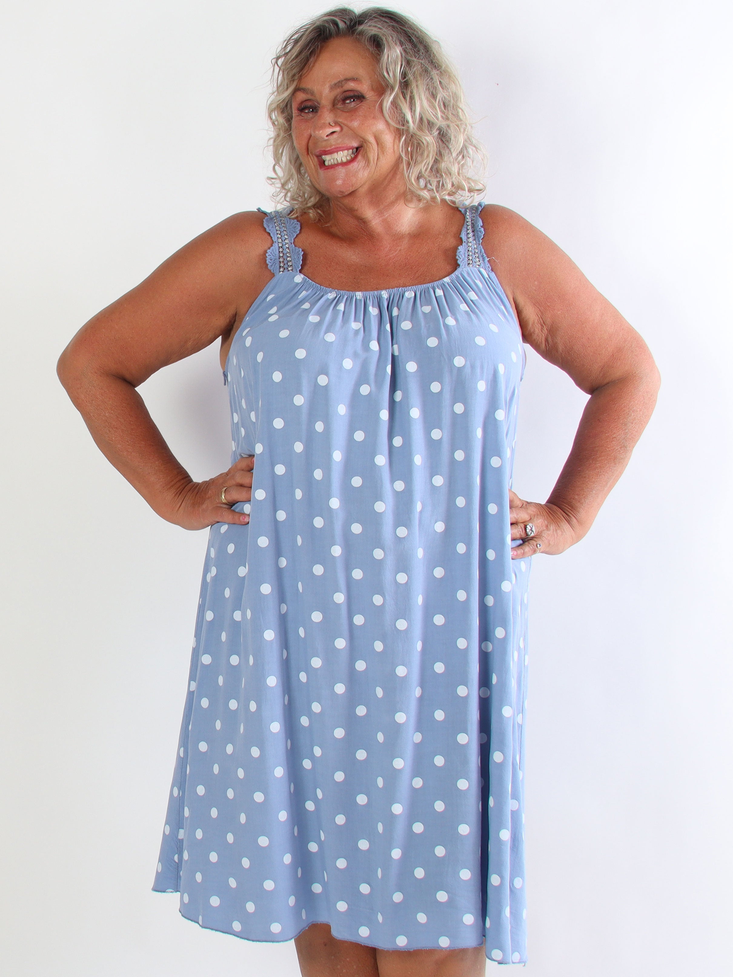 Enia - Plus size kjole i viskosestof med prikker og broderede stropper