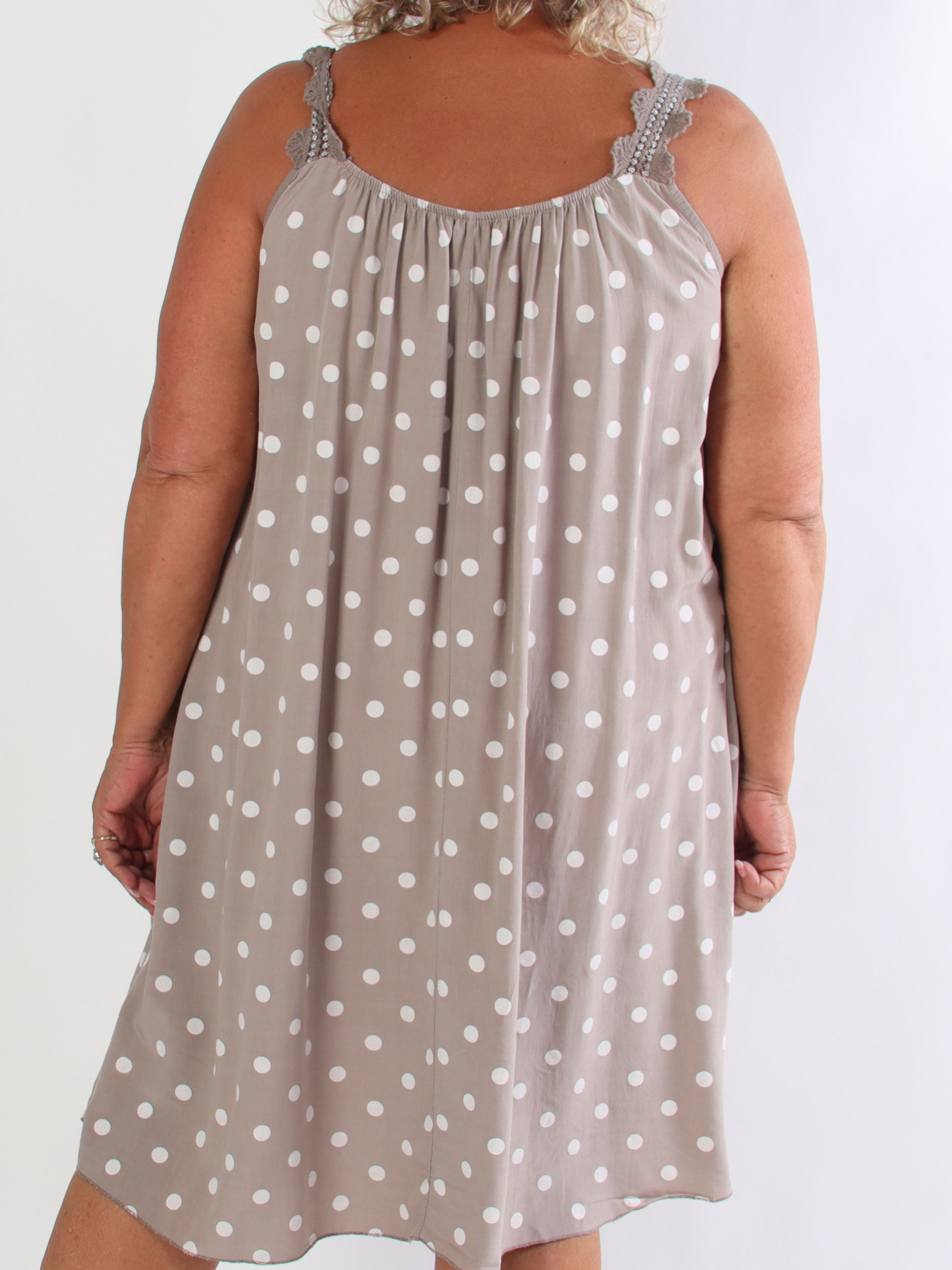 Enia - Plus size kjole i viskosestof med prikker og broderede stropper