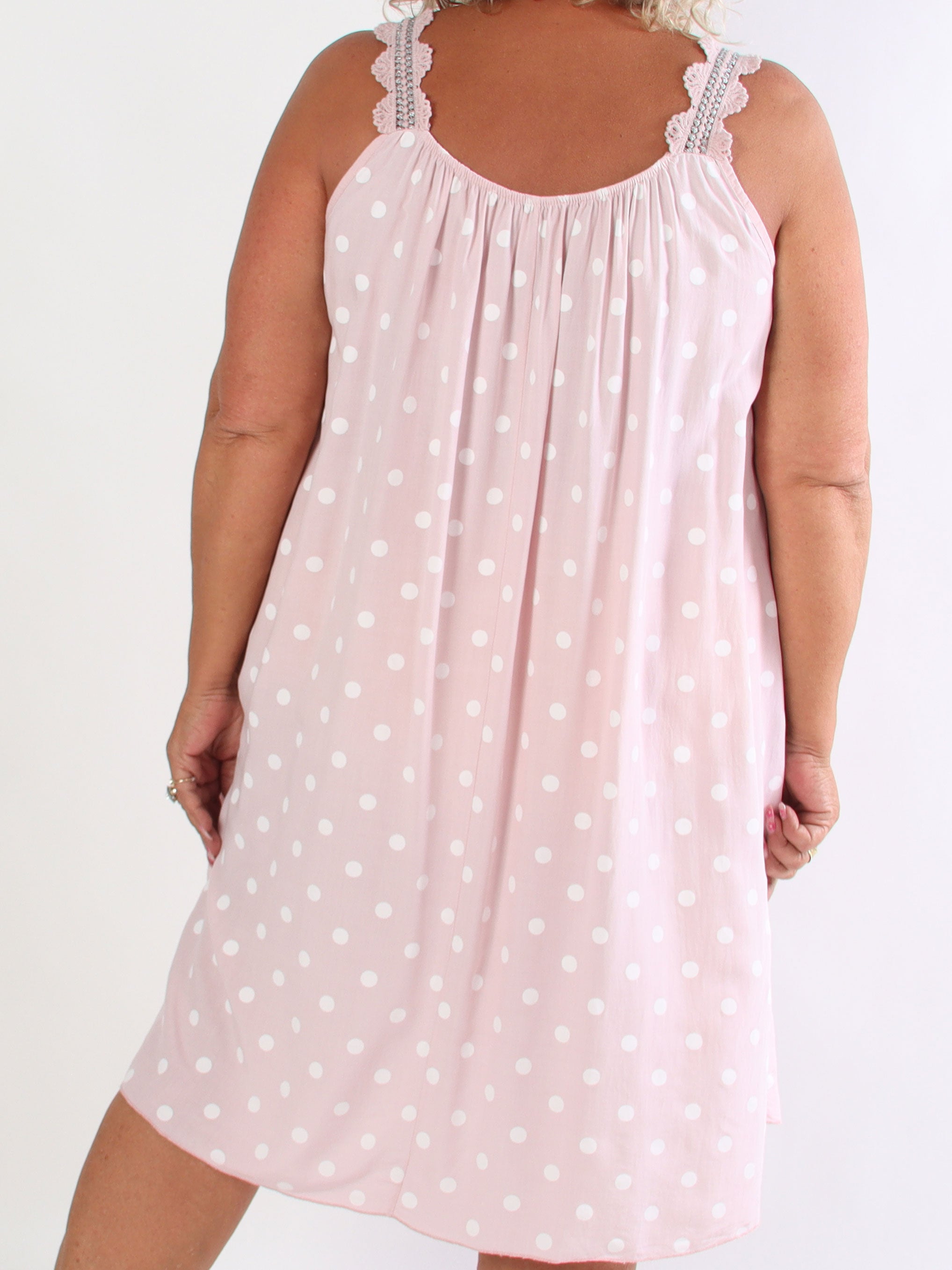 Enia - Plus size kjole i viskosestof med prikker og broderede stropper