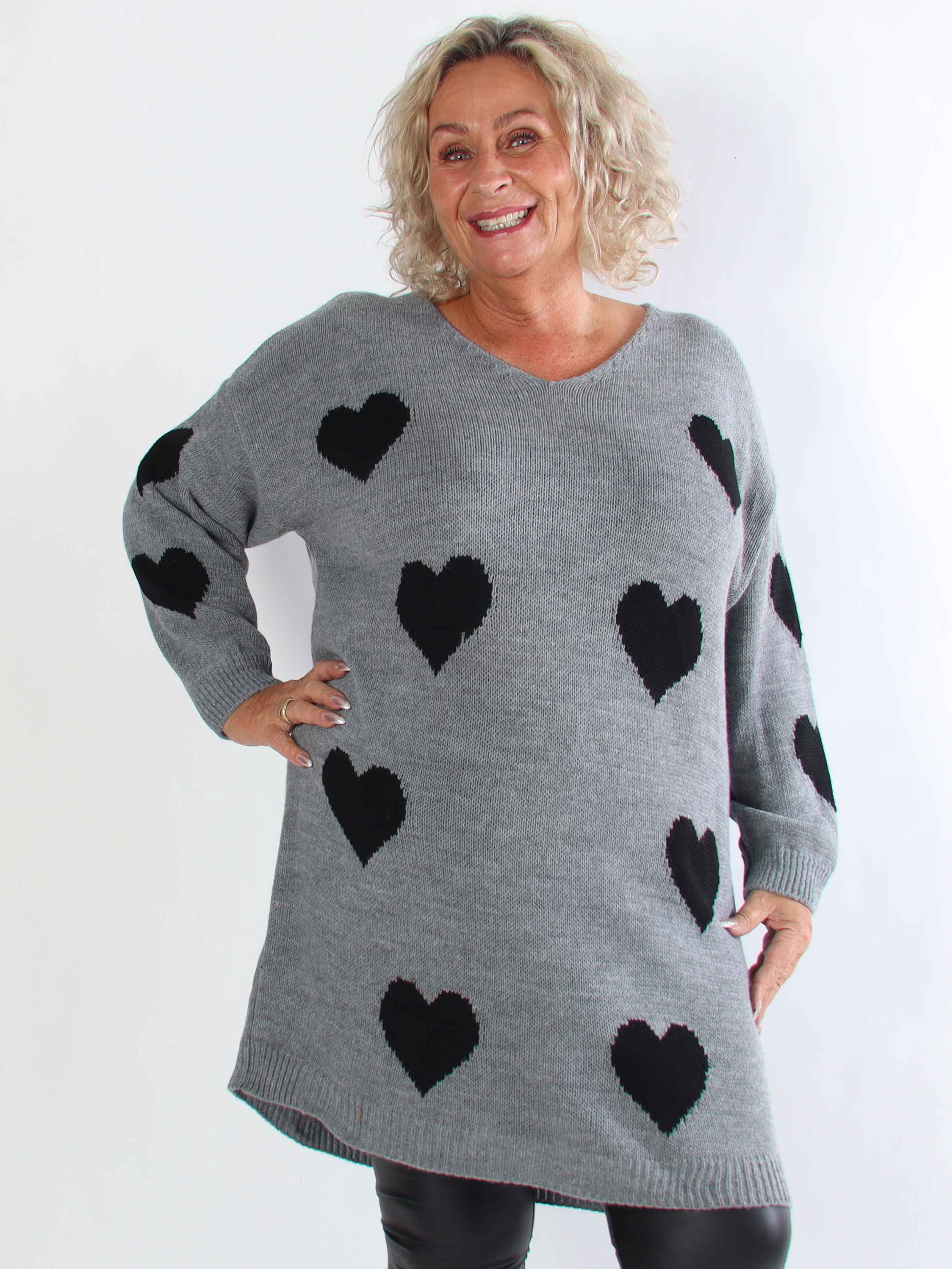 Esly - Stickad plus size klänning med hjärtan och v-ringning