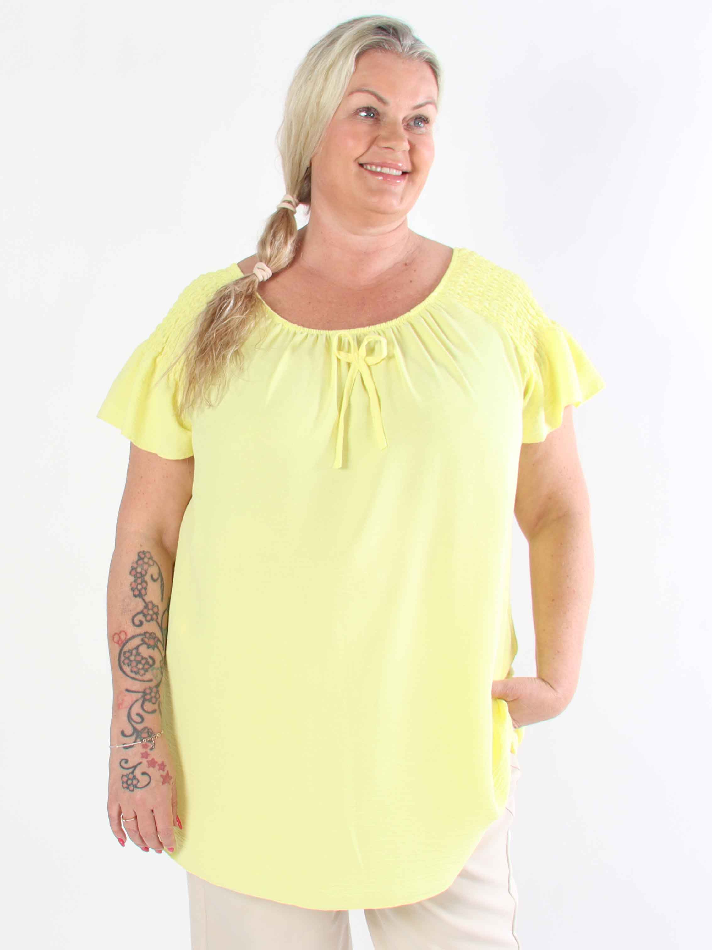 Esther - Plus size-tunika med volangärmar och elastisk halsringning