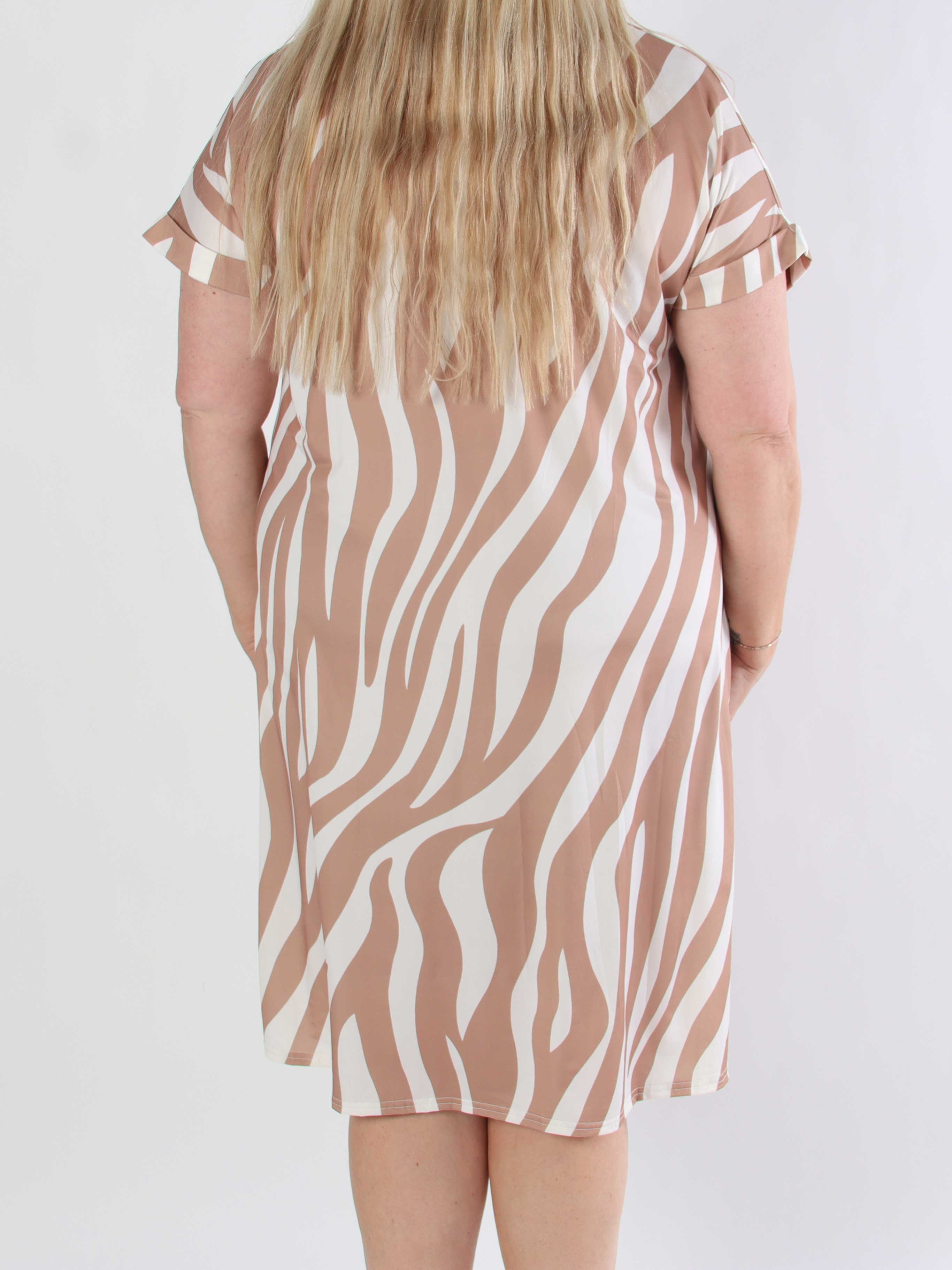 Evie Zebra - Plus size tunikaklänning i elastiskt tyg med zebramönster.