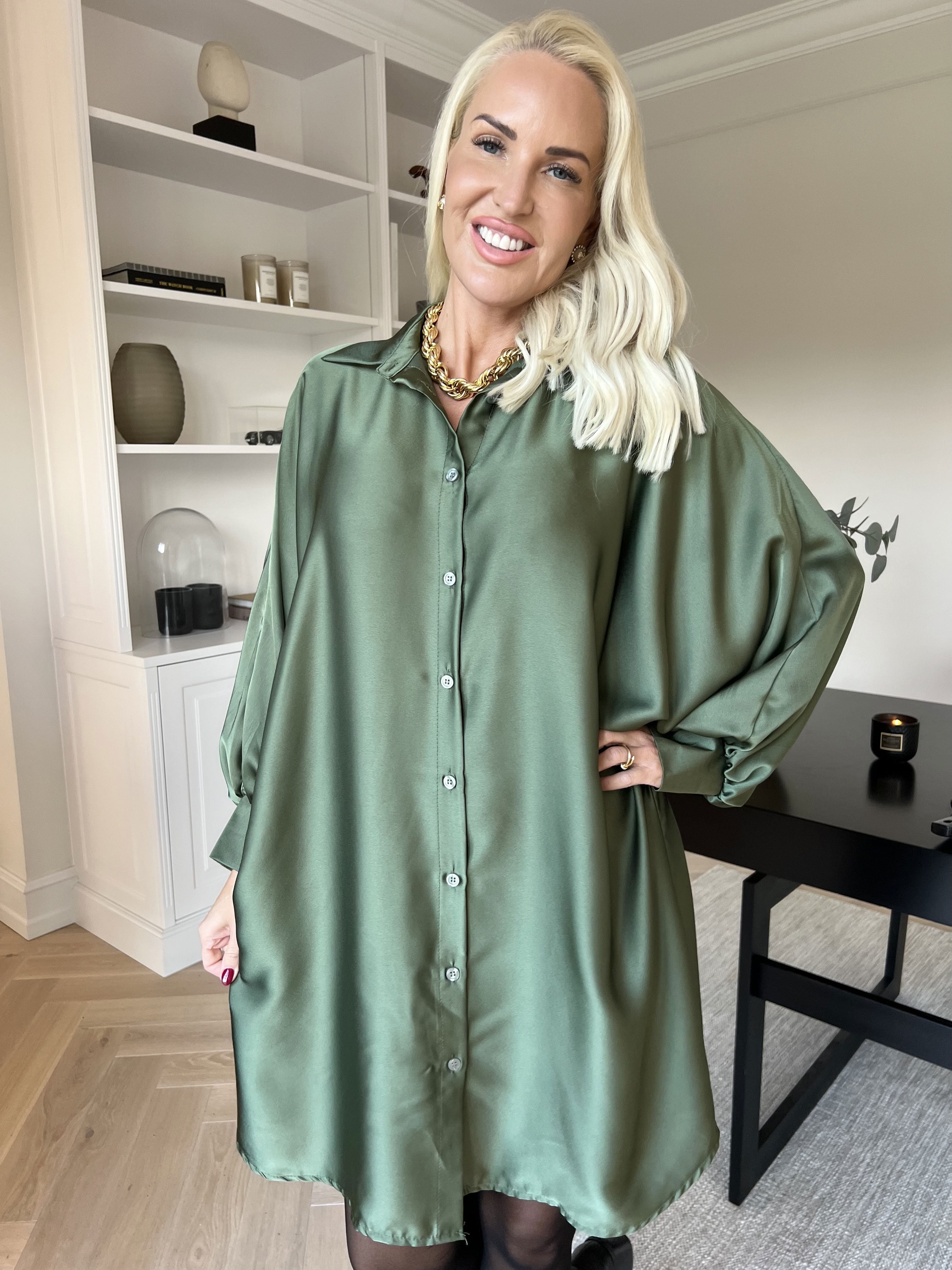 Feliciti long - Shiny skjortklänning med fladdermusärmar