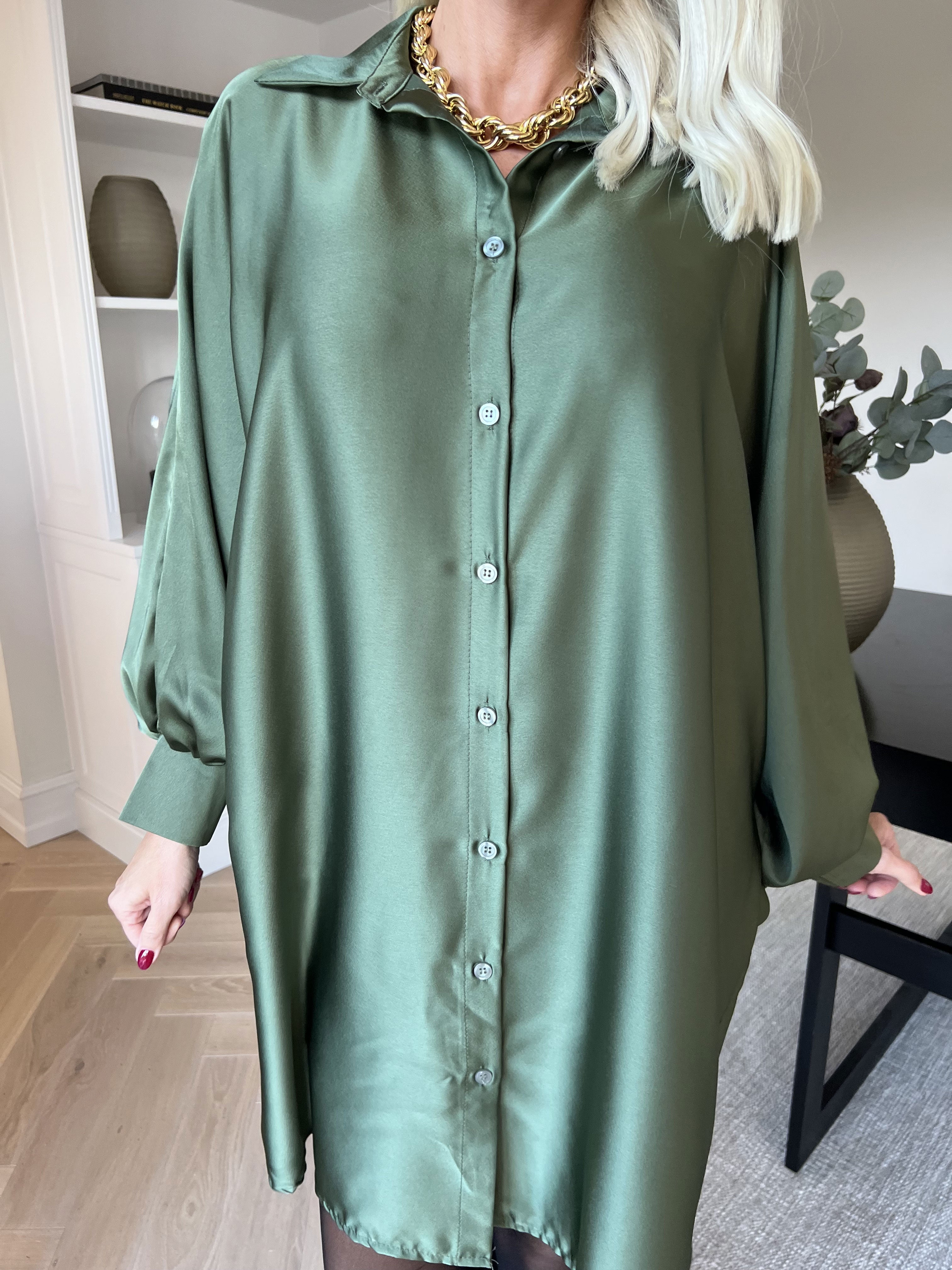 Feliciti long - Shiny skjortklänning med fladdermusärmar