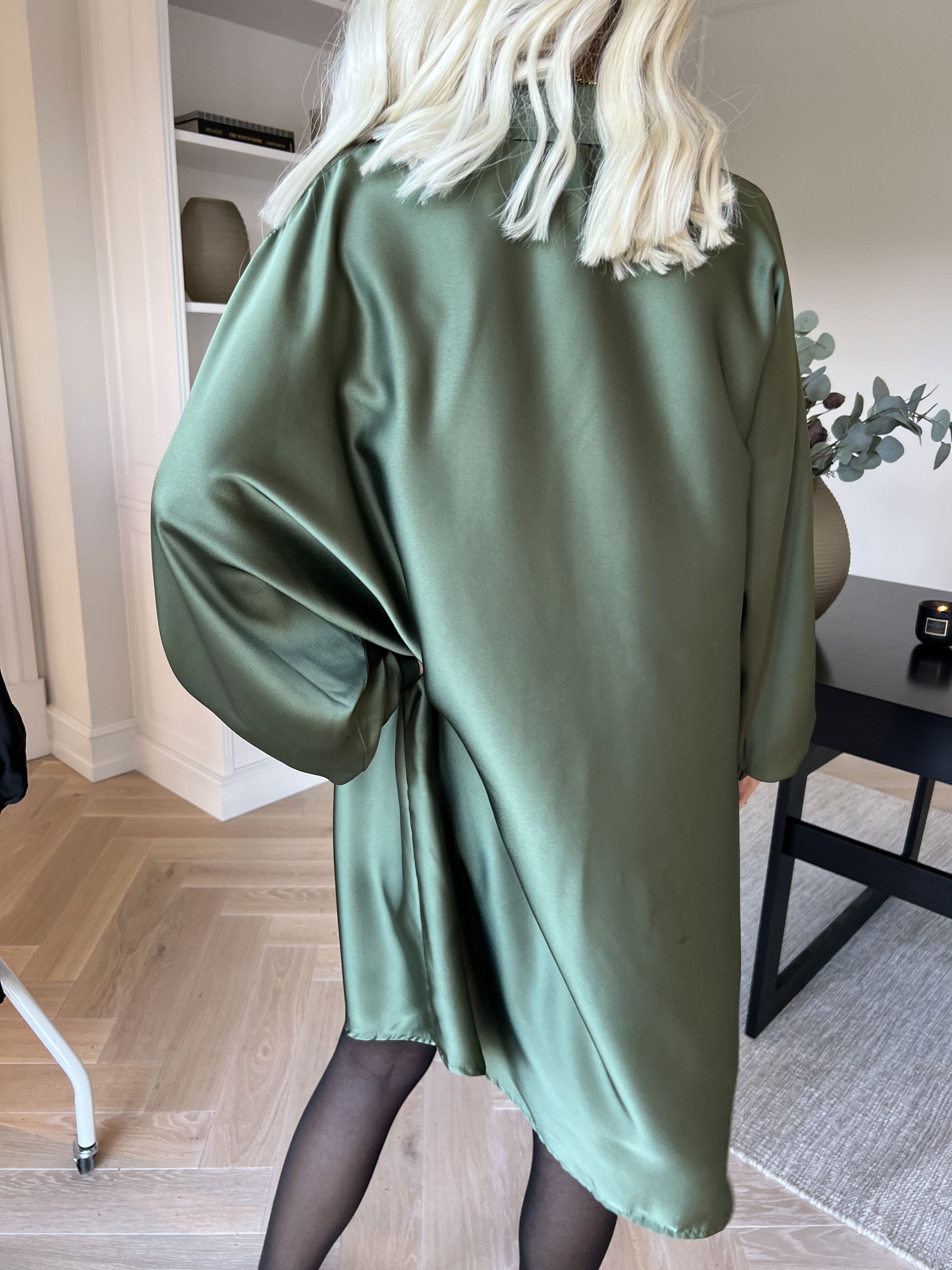 Feliciti long - Shiny skjortklänning med fladdermusärmar