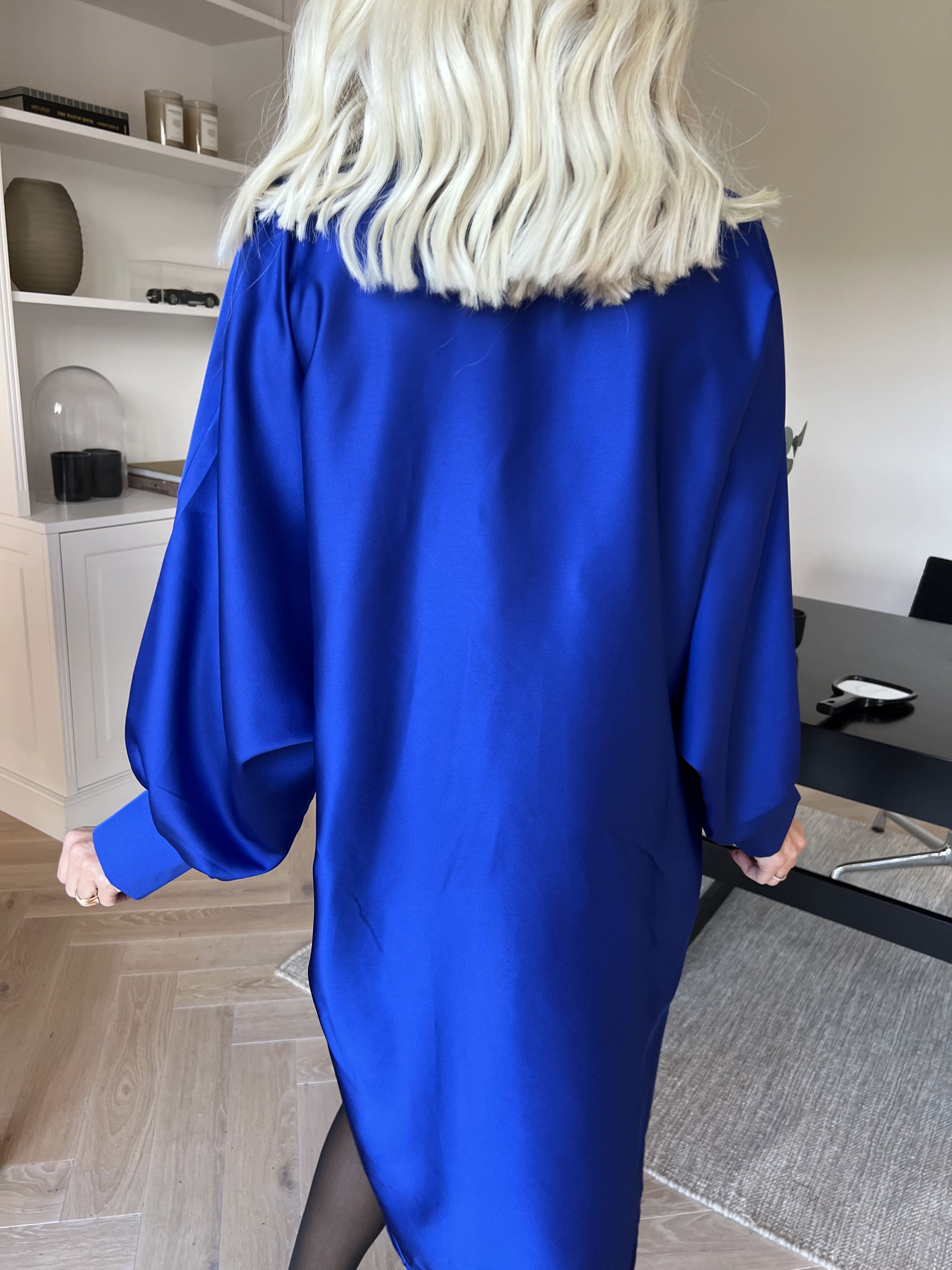 Feliciti long - Shiny skjortklänning med fladdermusärmar